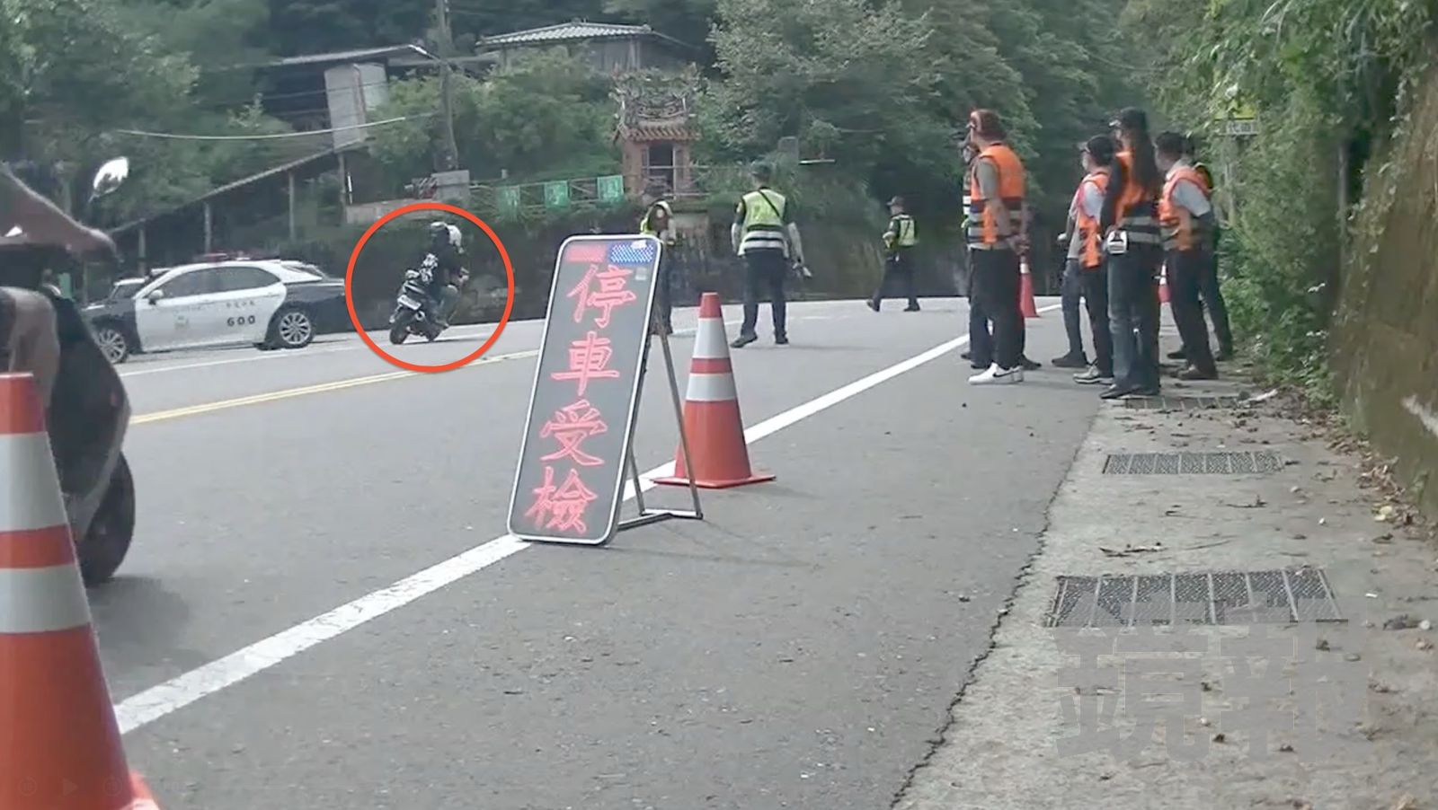 有片／懸掛偽造車牌遇檢不停　北宜落跑哥被逮糗問「可以不要銬嗎？」