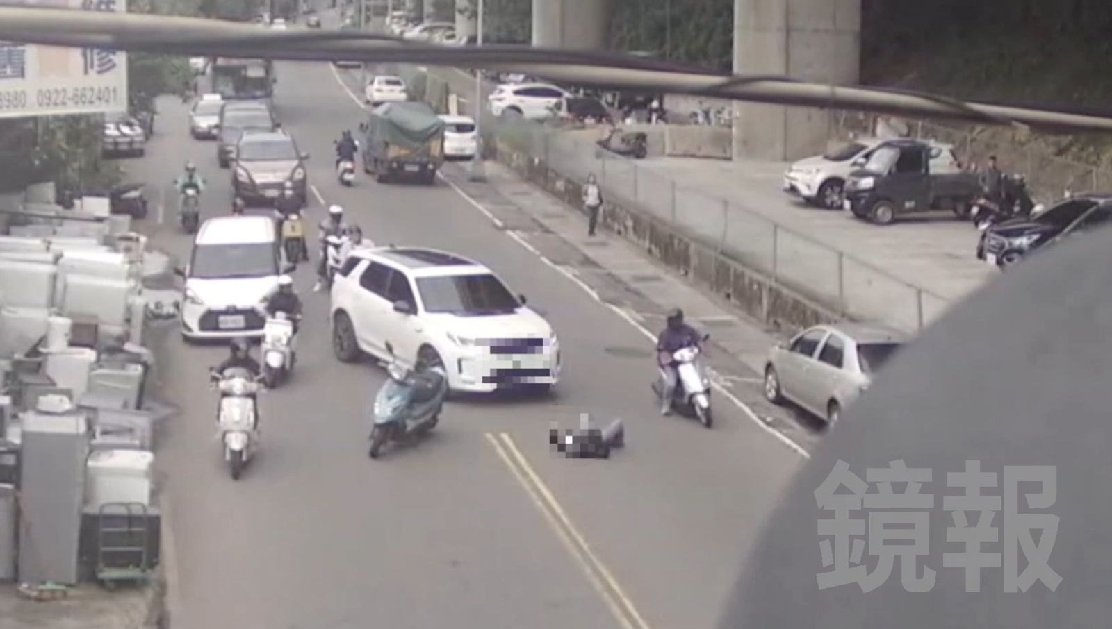 陳翁見對方不想下車，竟躺在地上耍賴。翻攝畫面