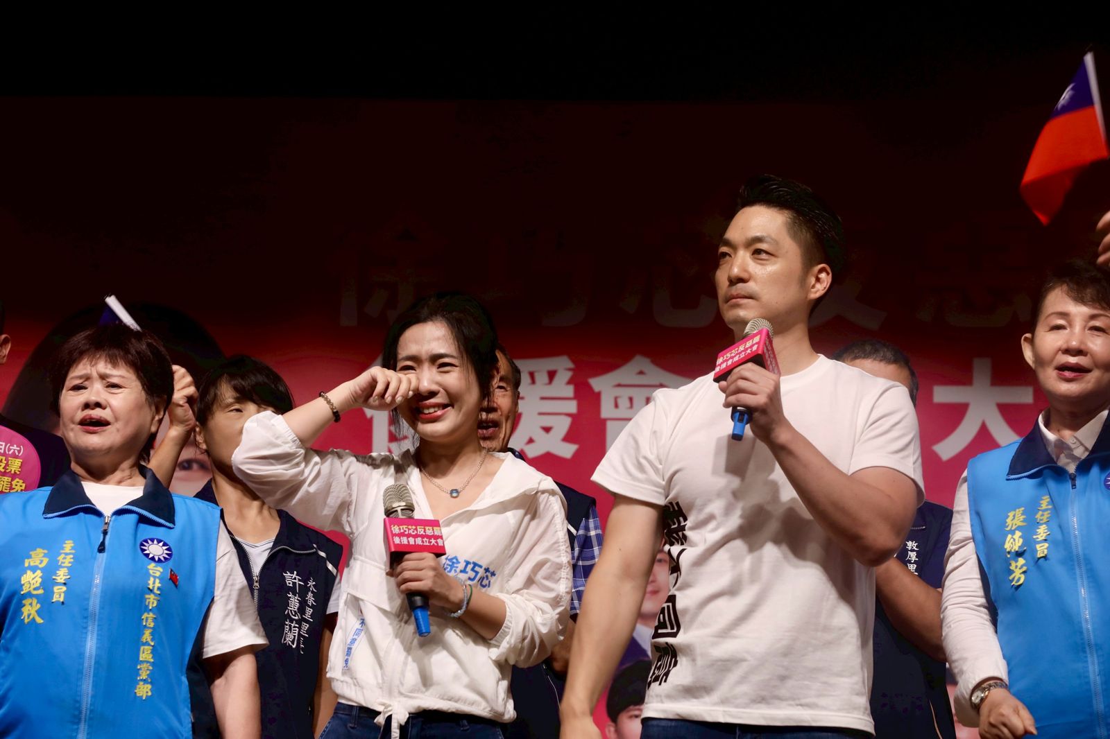 蔣萬安今（13日）替徐巧芯站台助講，感性內容讓徐忍不住淚崩。（圖／林煒凱攝）