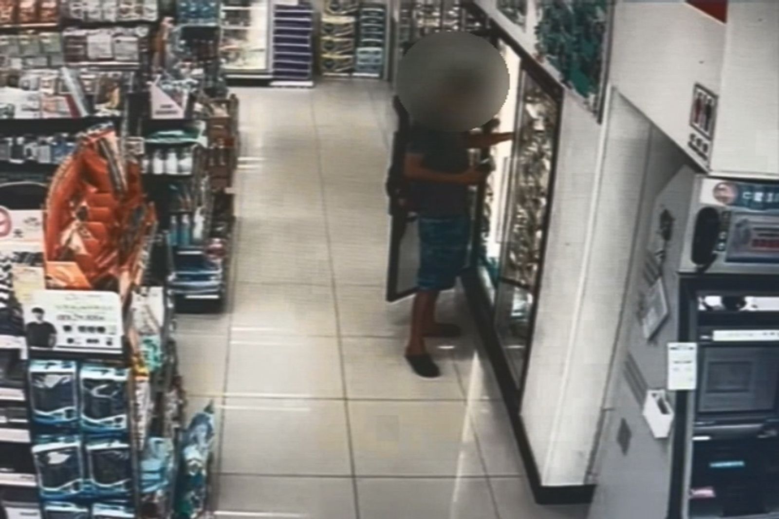 男子在超商偷走一千元商品，未結帳就離開。民眾提供