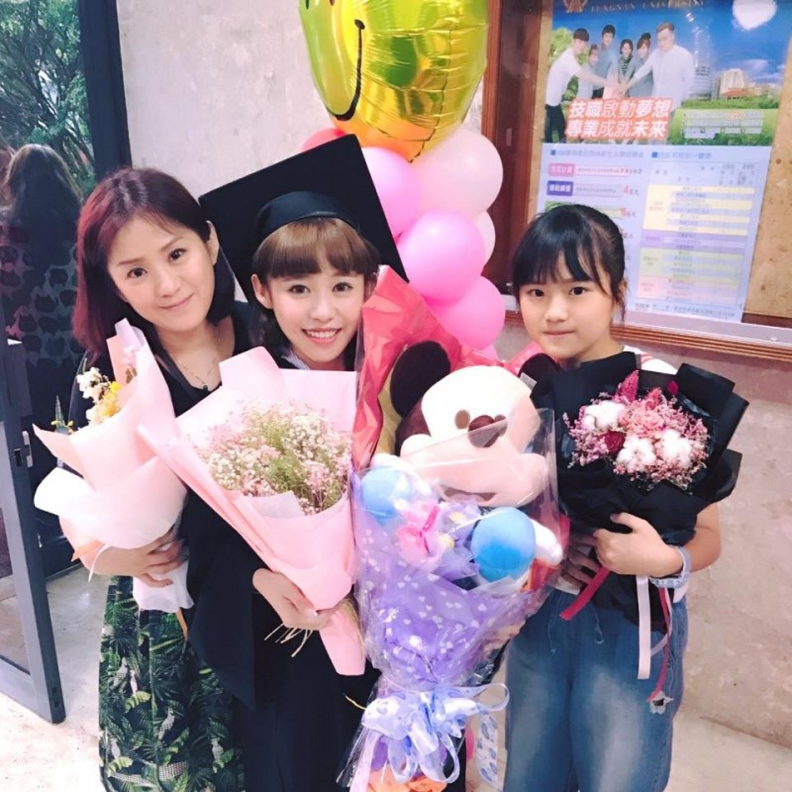 紀卜心（中）大學畢業時，妹妹和媽媽都現身。翻攝紀卜心臉書