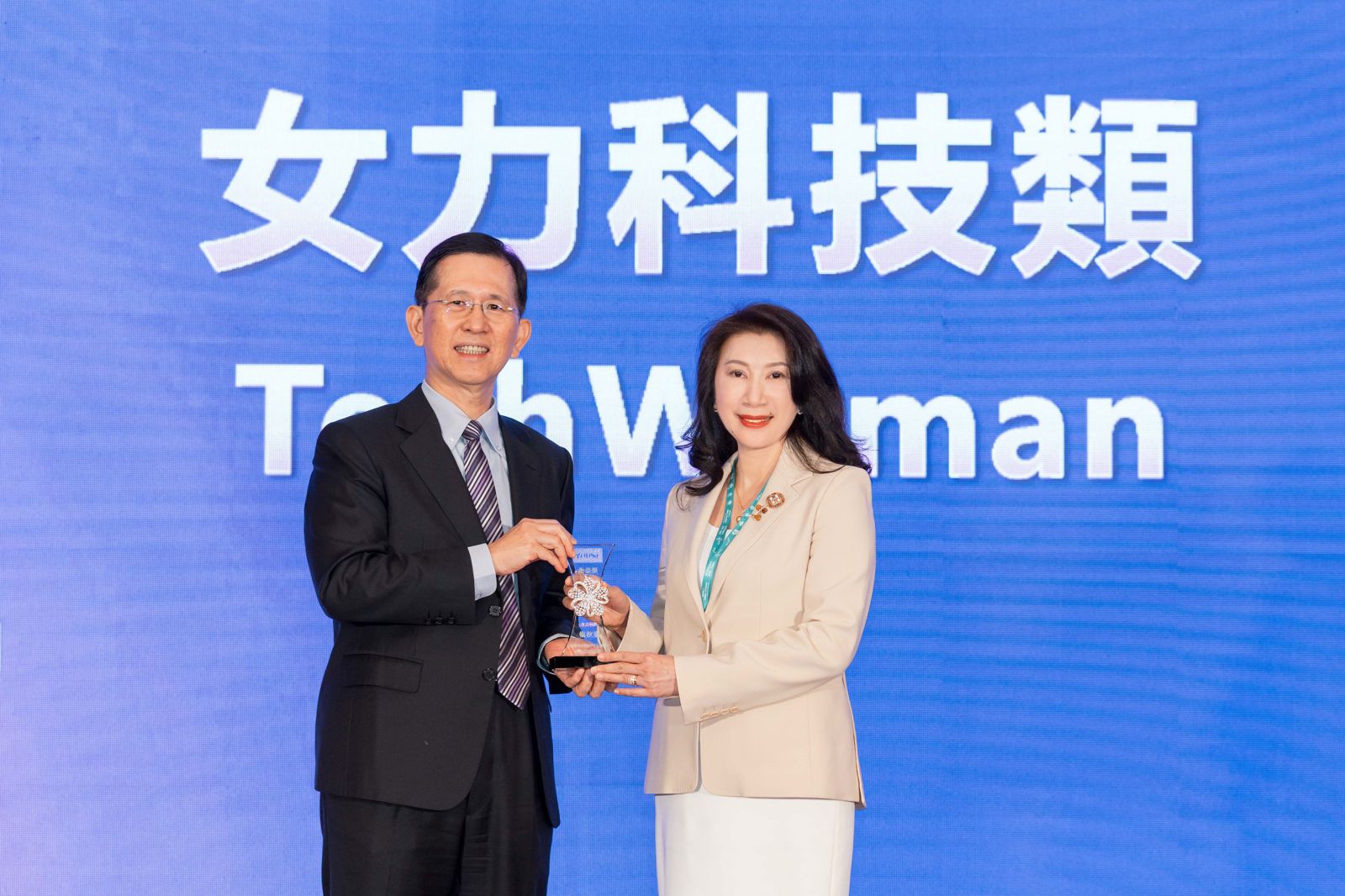 鴻海應變關稅、供應鏈多元化有成　輪值CEO楊秋瑾女力獲獎