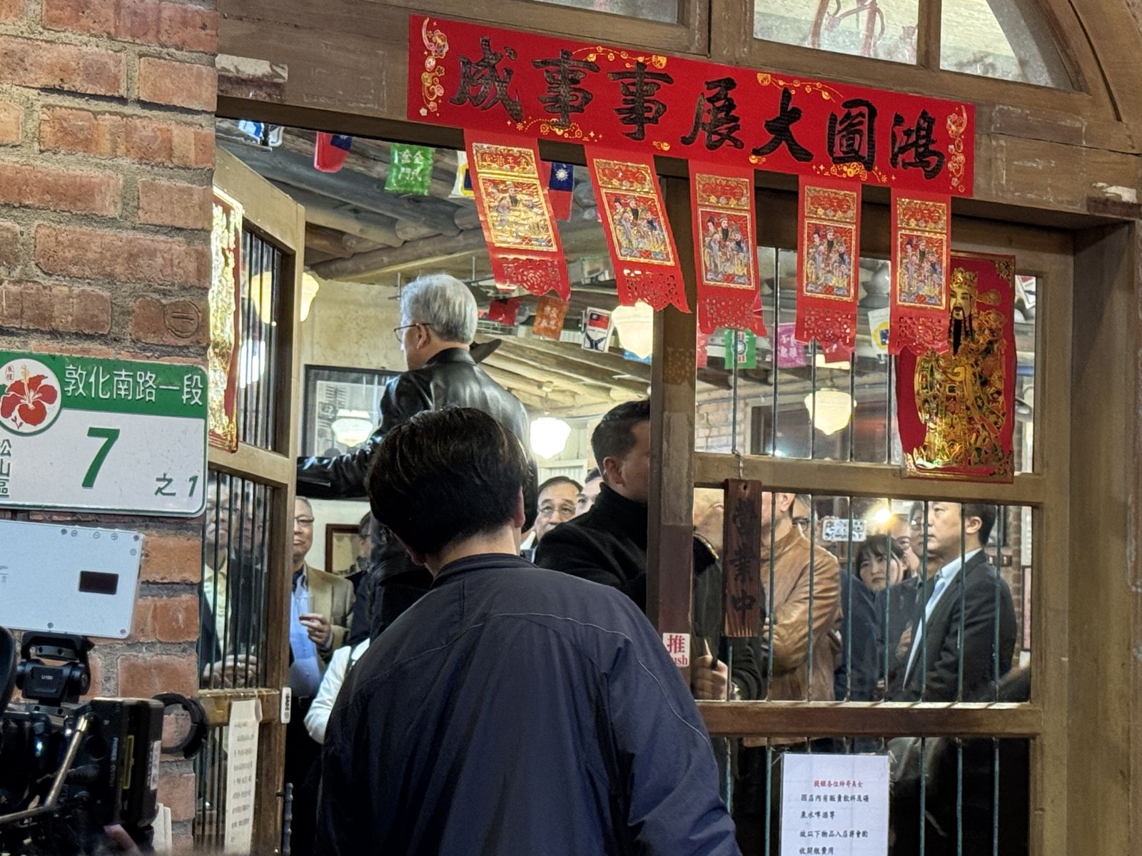 黃仁勳一抵達兆元宴現場就站上椅子，對在場30多位嘉賓們信心喊話、發表演說。（圖／吳筱雯）