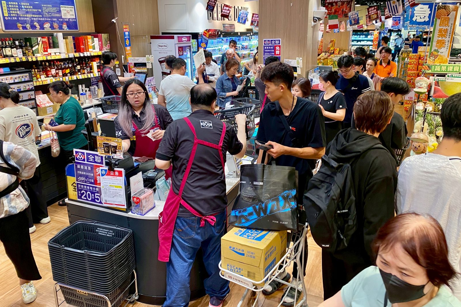 台灣人防颱像中元普渡!外國人也學壞 全台賣場營業資訊一覽:這物竟成搶手貨