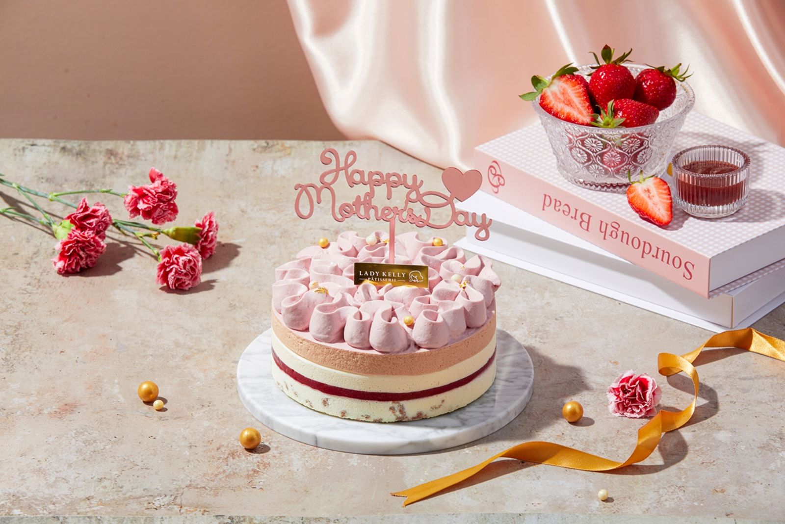 「LADY KELLY」的「粉漾朵朵」以康乃馨造型呈現，粉嫩外觀搭配金箔點綴，視覺優雅吸睛。（1,680元／顆，LADY KELLY供圖）