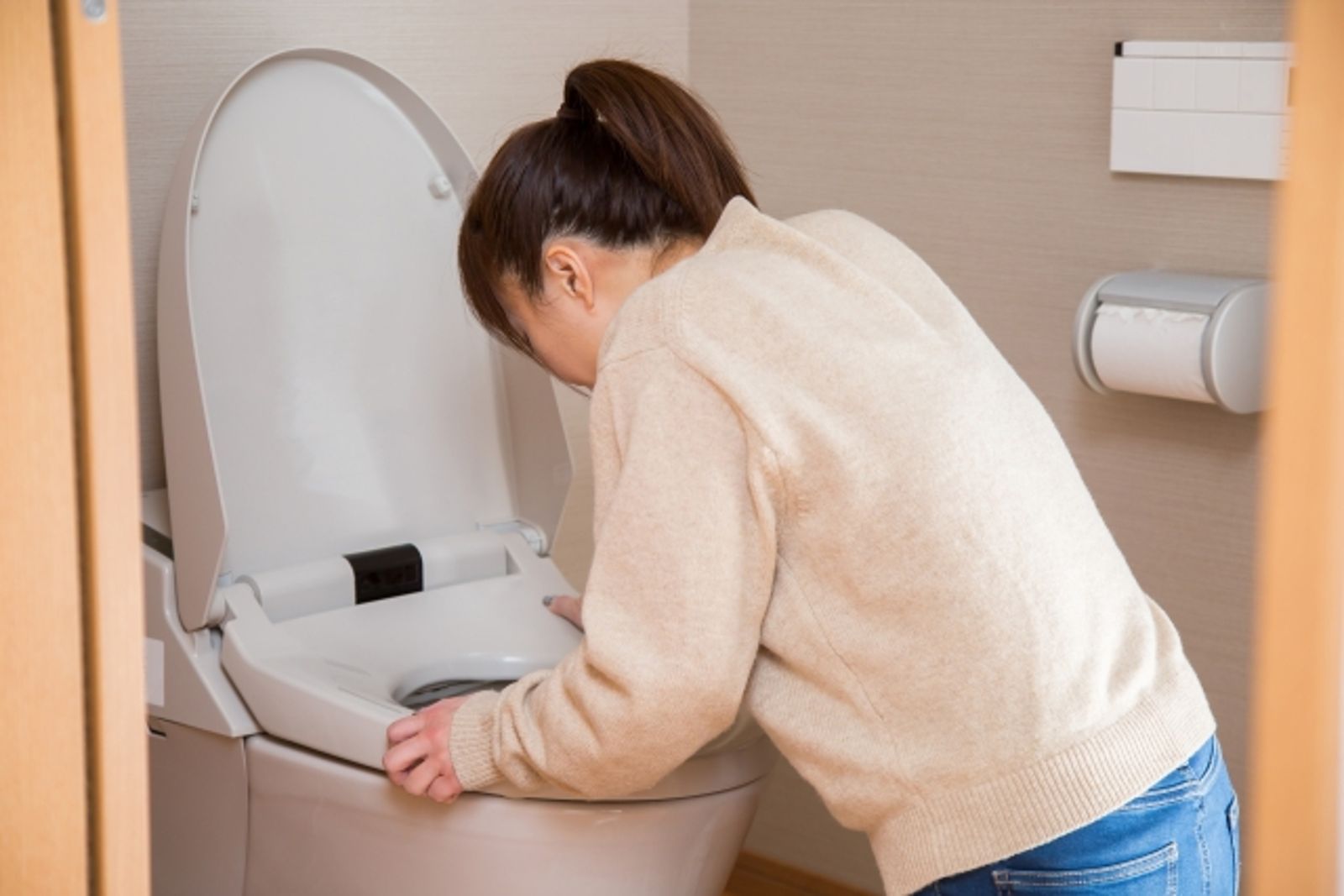 噁到無法忘卻!室友5天不洗澡、散發魚腥味 納悶她「常吃這物」卻很健康