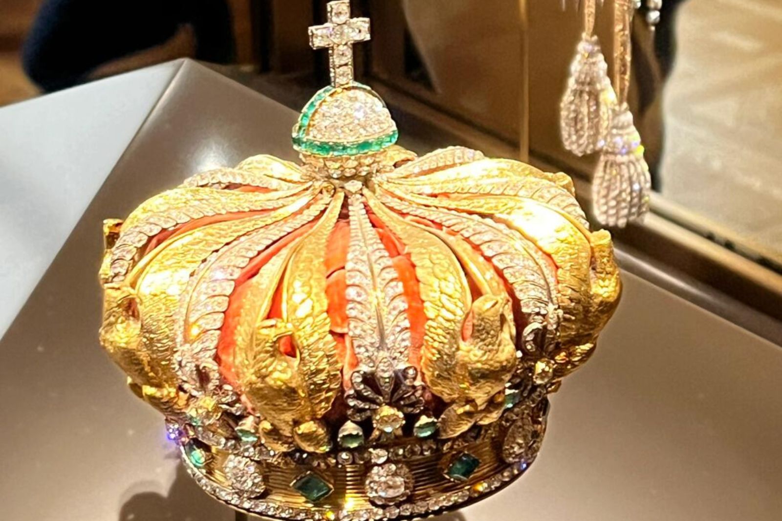 羅浮宮遭竊「歐仁妮后冠」嚴重受損　藏拿破崙三世愛情故事