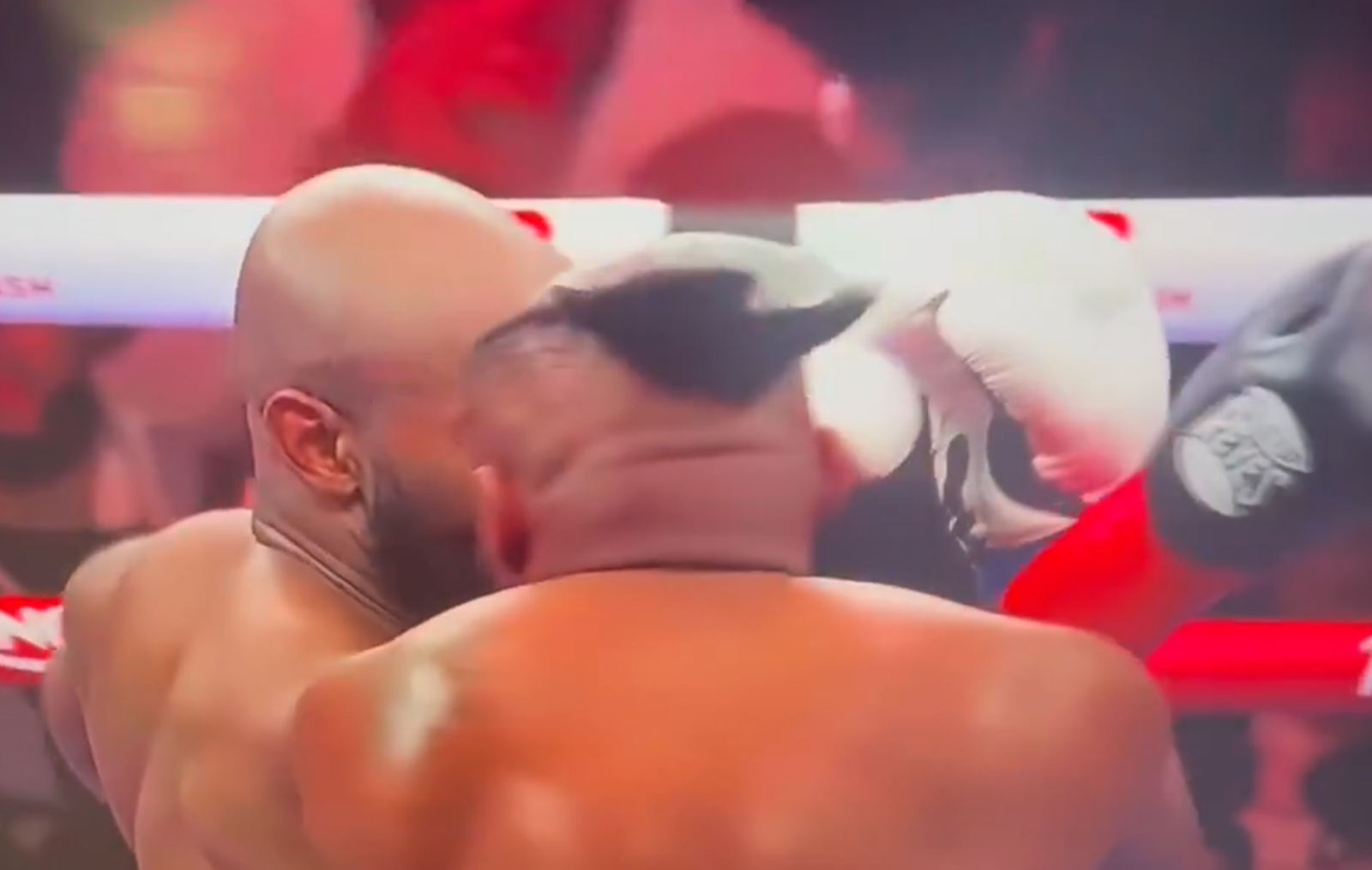 大戰一半「假髮」被打飛!他扯下拋向觀眾沸騰 曝超搞笑真相