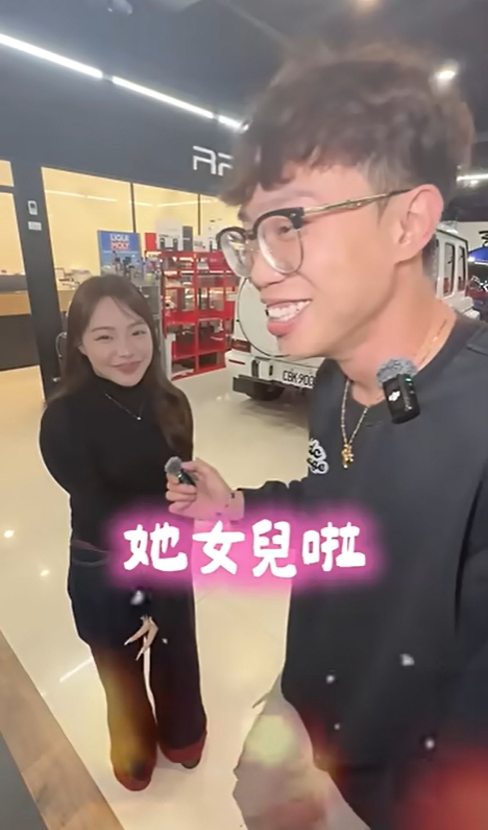 胡漢龑女兒談吐大方,對於賣車價格相當隨和。圖/翻攝自阿慈車庫YT