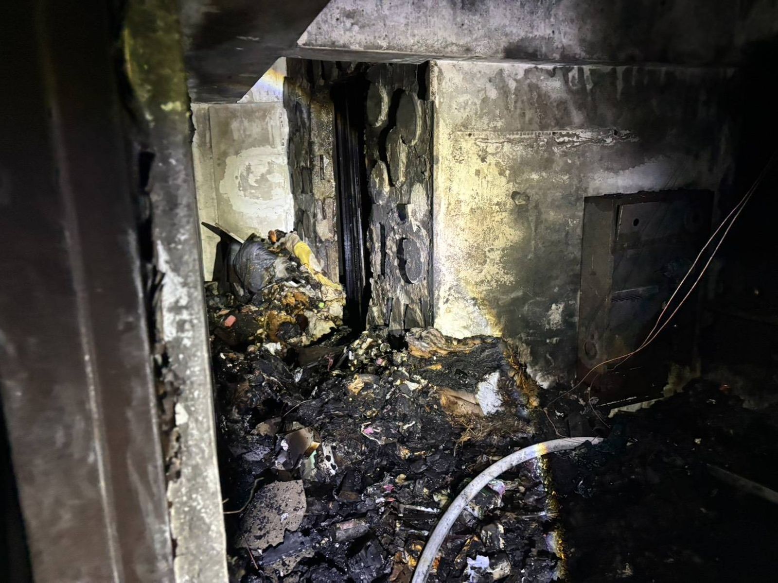 大樓內部堆放雜物被燒得一片焦黑。翻攝畫面