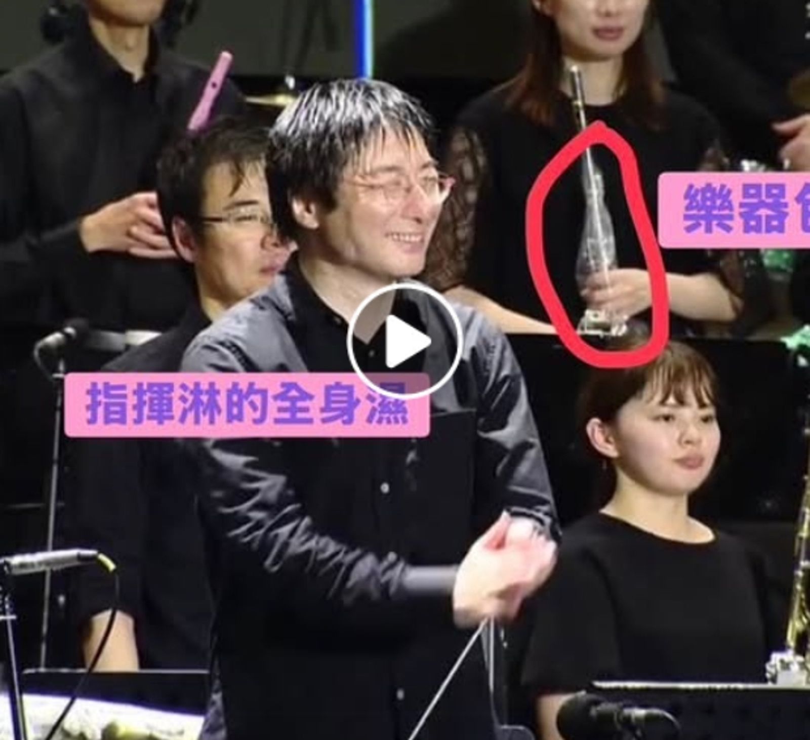 有樂手將樂器套上塑膠袋。圖/黃瓊慧 桃園觀察日記FB