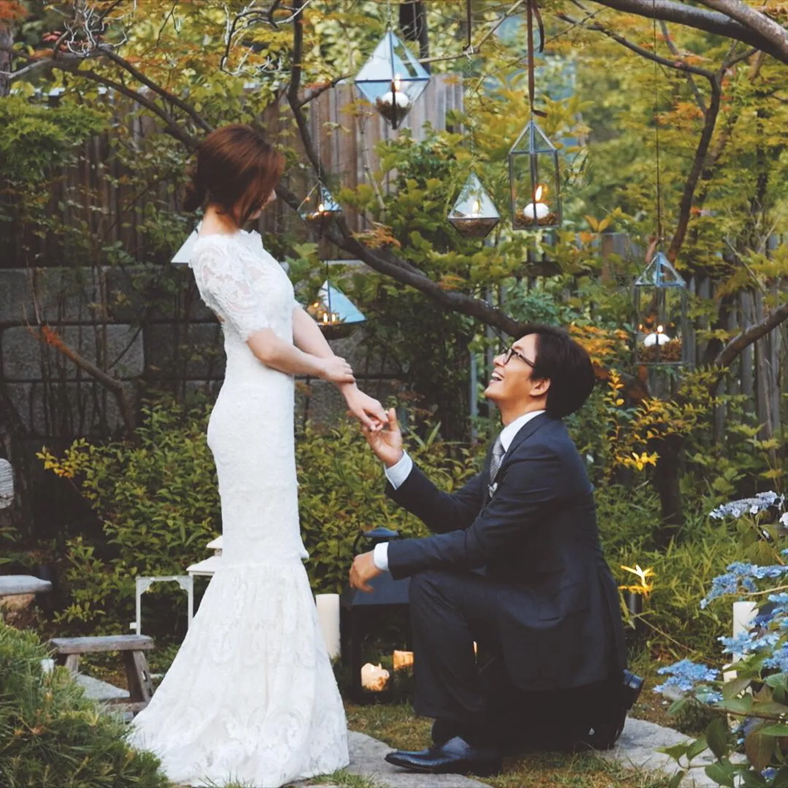 裴勇浚(右)2015年將旗下藝人朴秀真娶進門。圖/翻攝自IG@yongjoon_bae