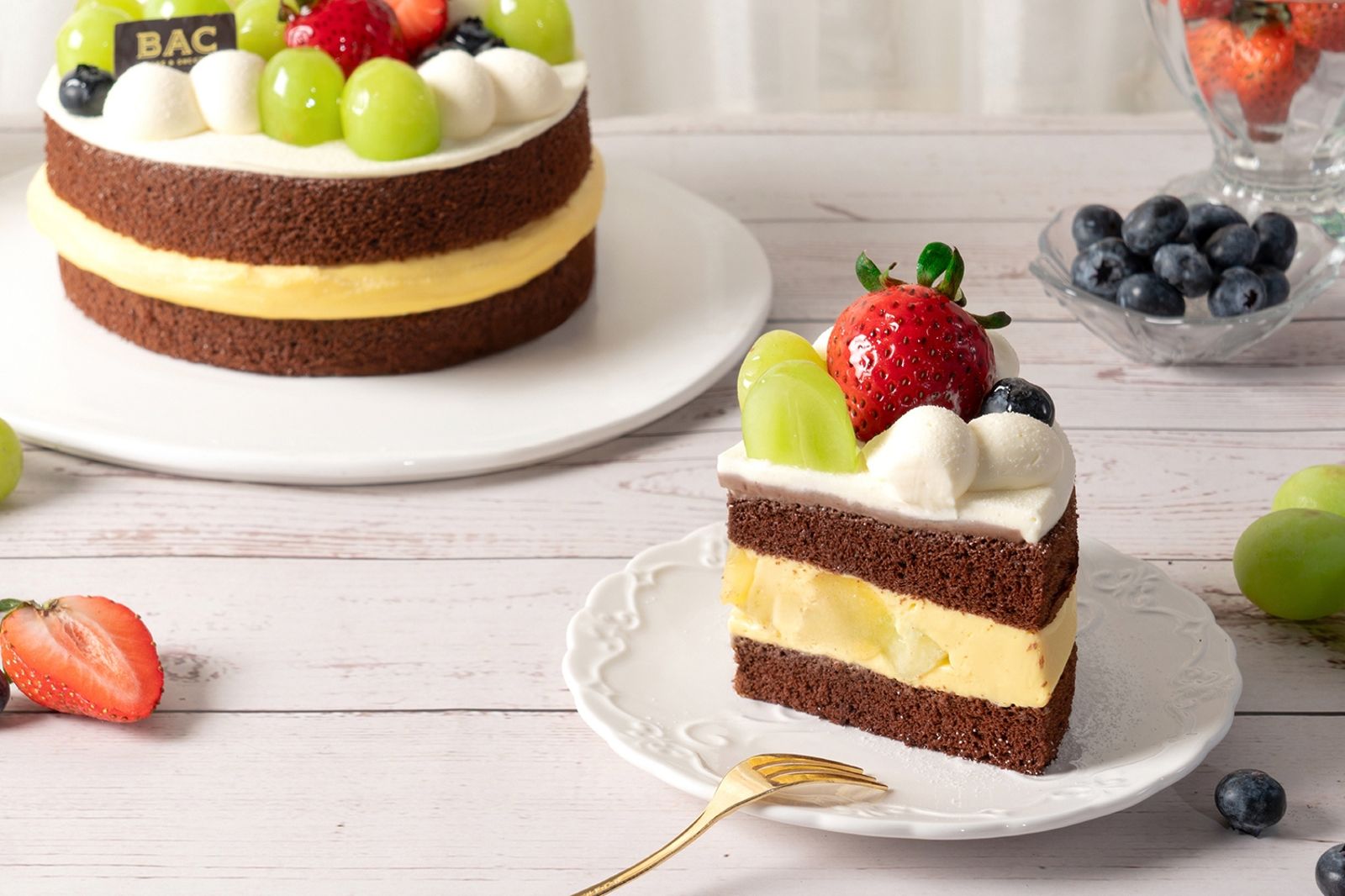 蛋糕餡夾進果香更濃郁的百香果與芒果丁。