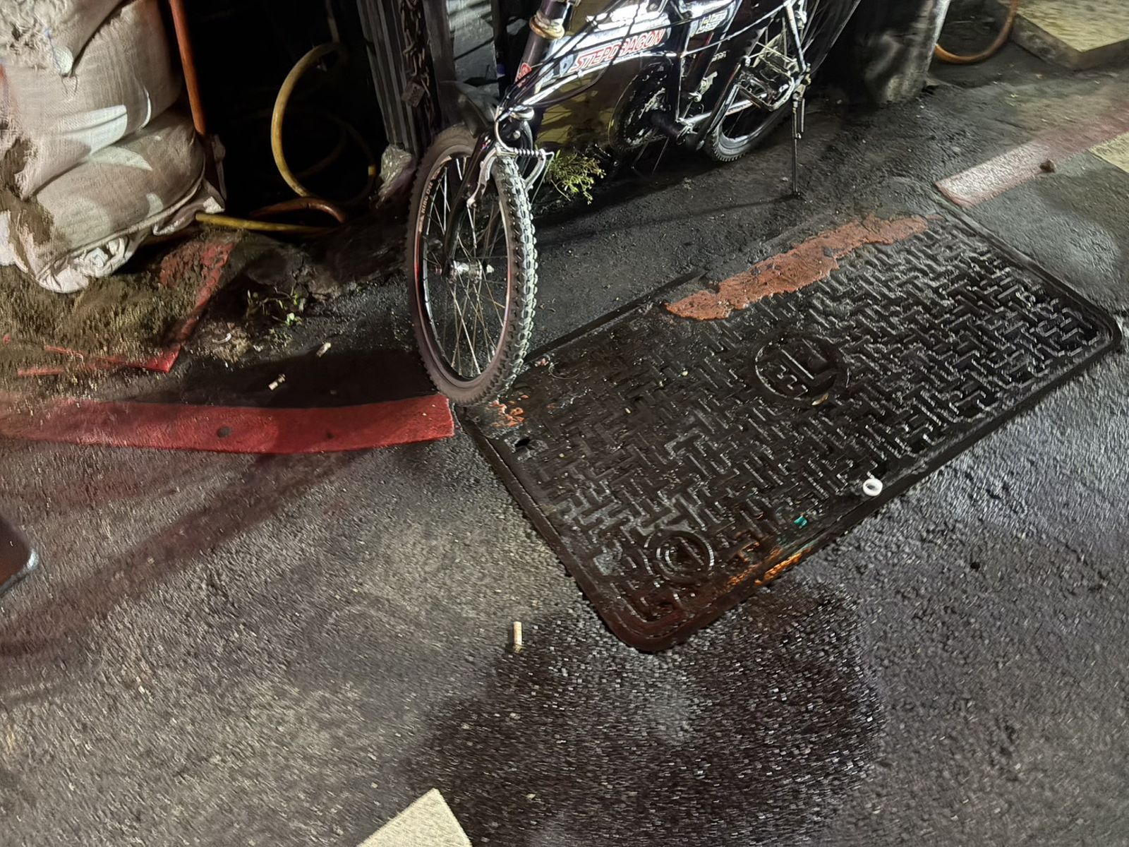 地面還有邱男潑灑的汽油。翻攝畫面