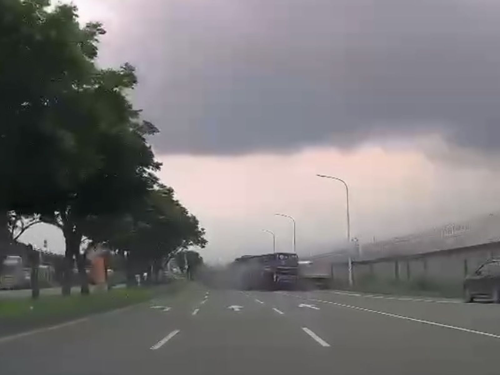 有片＼休旅車暴衝撞擊畫面曝光　母子送醫不治雙亡