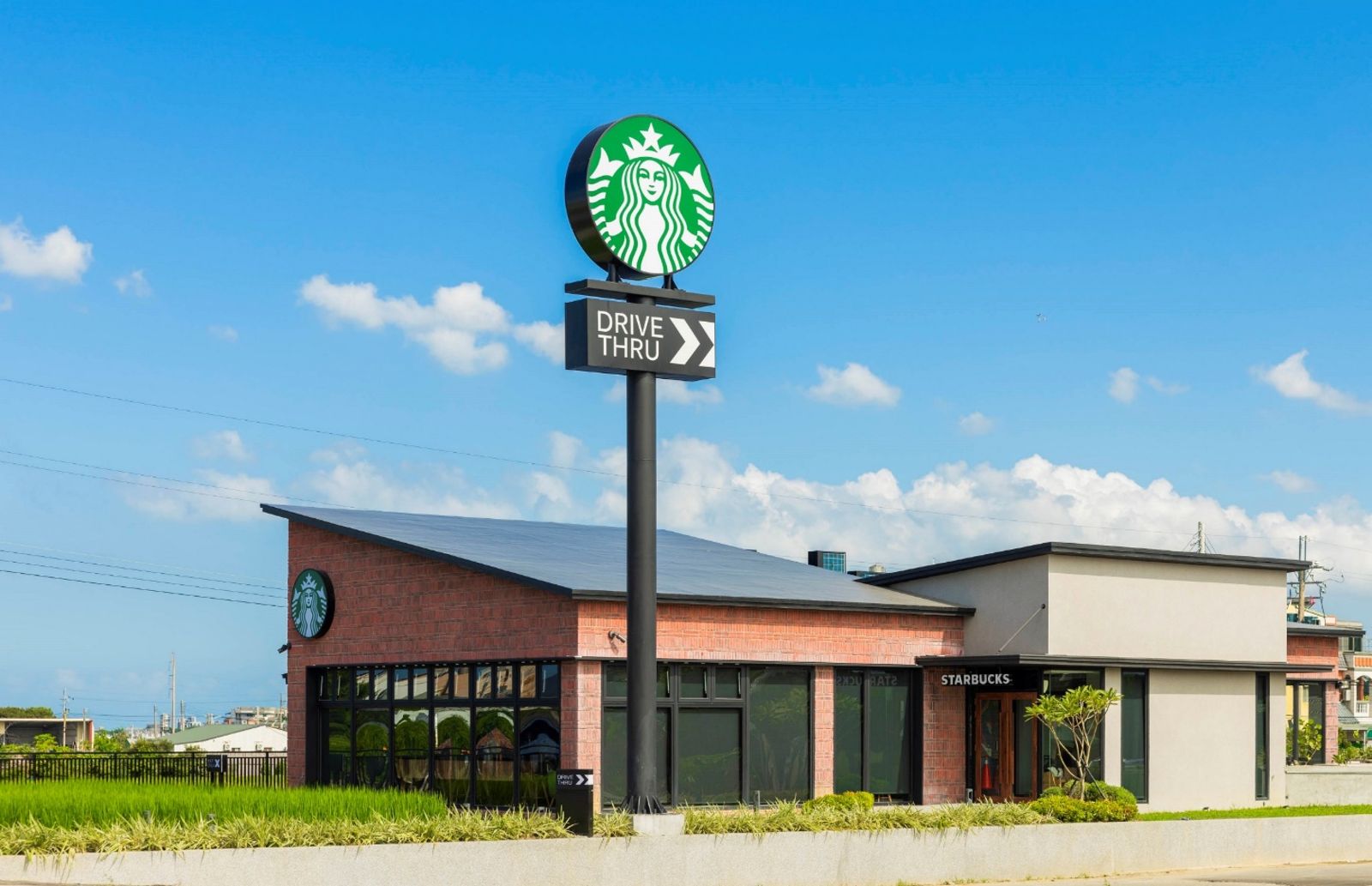 苗栗苑裡首座星巴克，很有鄉村樸實風。