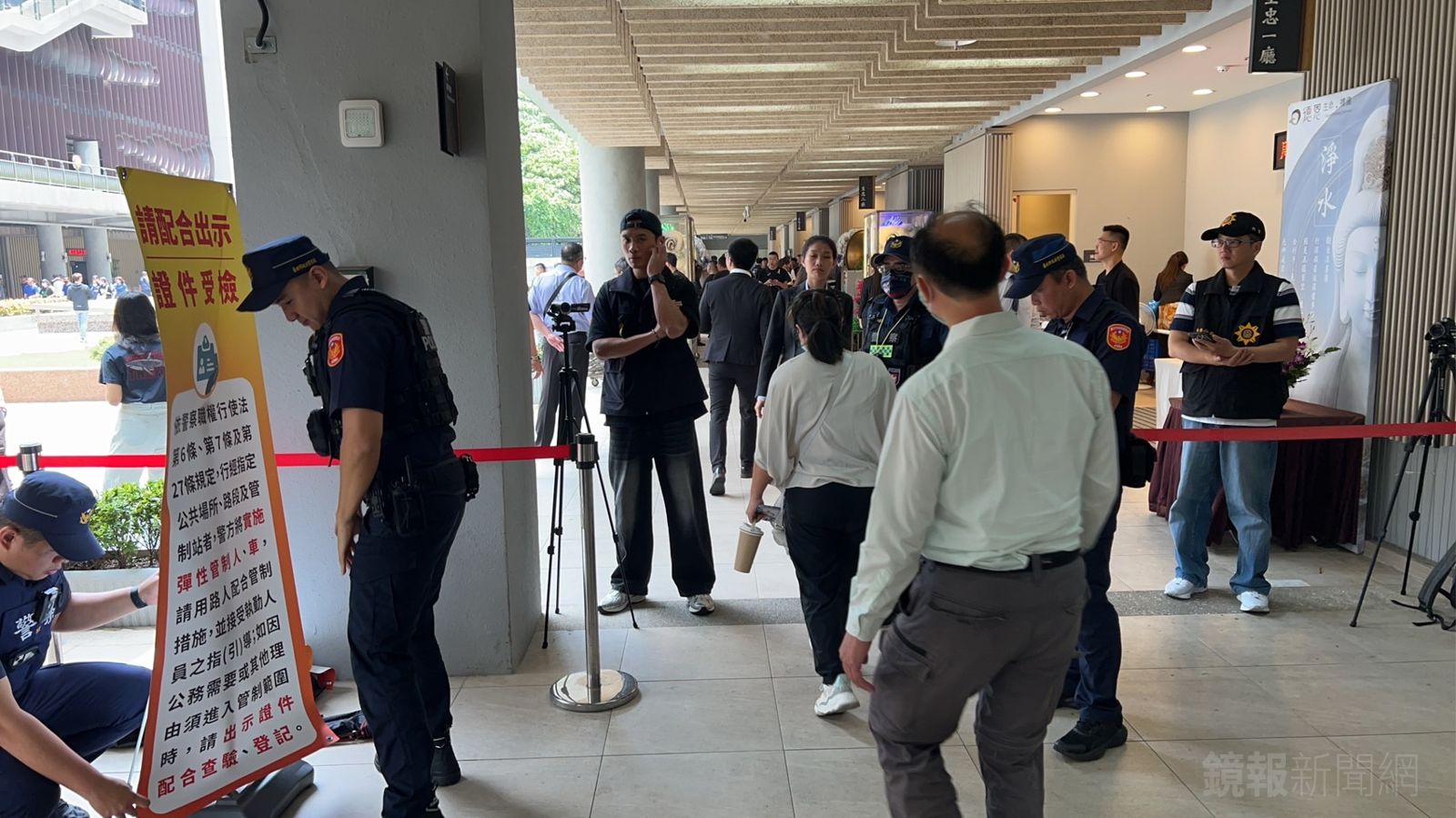 牛埔幫角頭齊惠生離世，百名黑衣人現身懷愛館。民眾提供