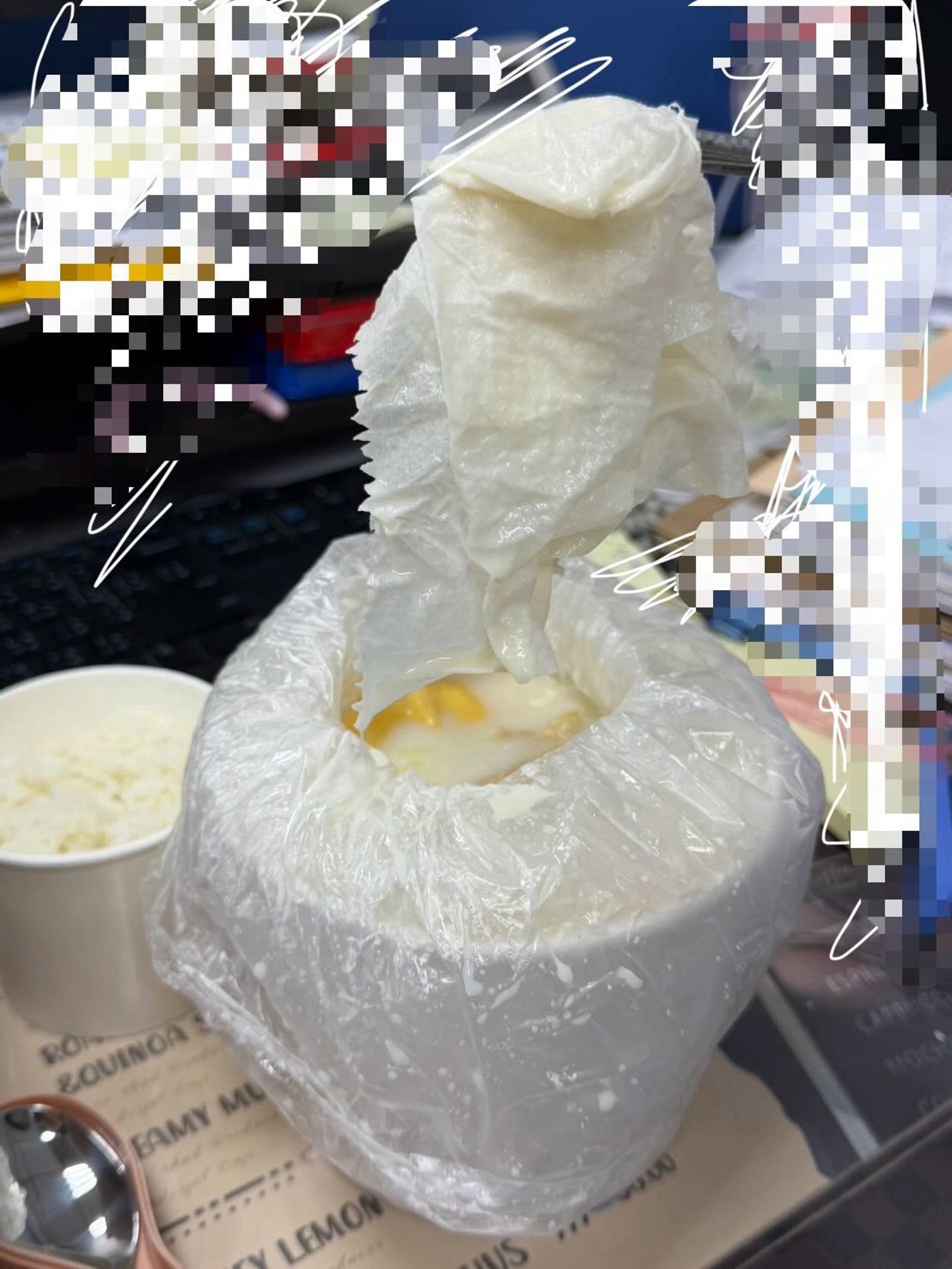 原PO曬出火鍋裡面有擦手紙的照片。圖/Thread@wph4wo