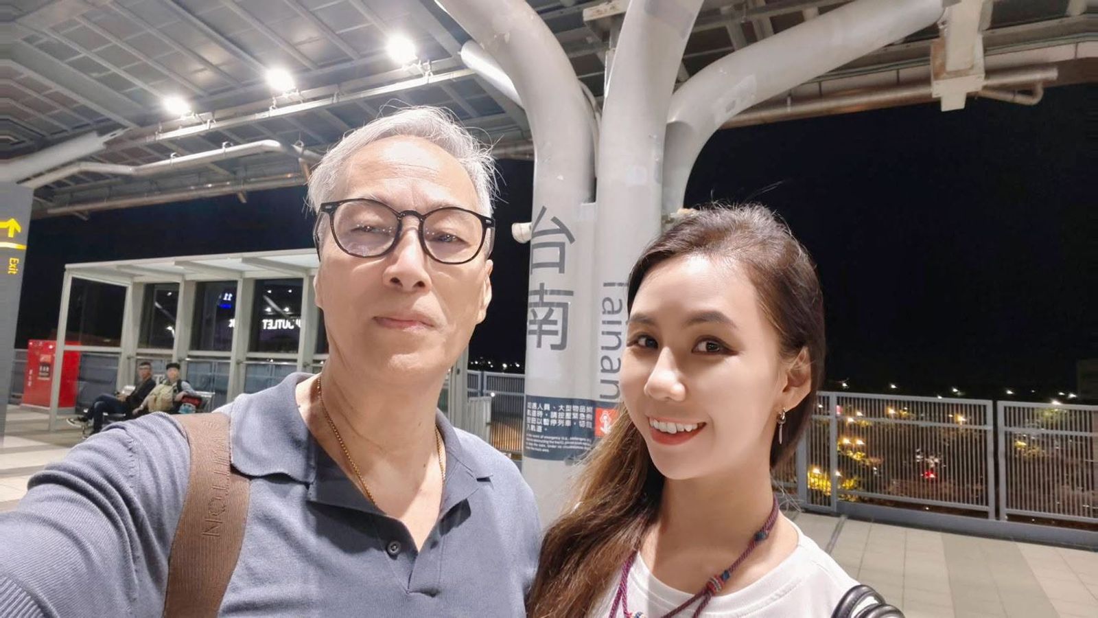姜厚任（右）護愛女友童芯。翻攝陳苡孋臉書