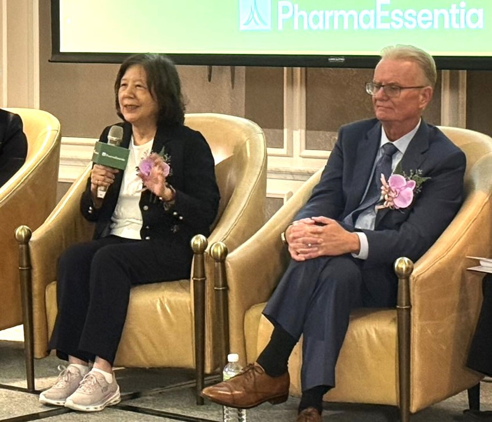 藥華藥董事長詹青柳(左)透露,SURPASS ET三期試驗中,Ropeg不論反應率、安全性或耐受性臨床數據都比ANA藥物優異。圖/陳宏銘攝