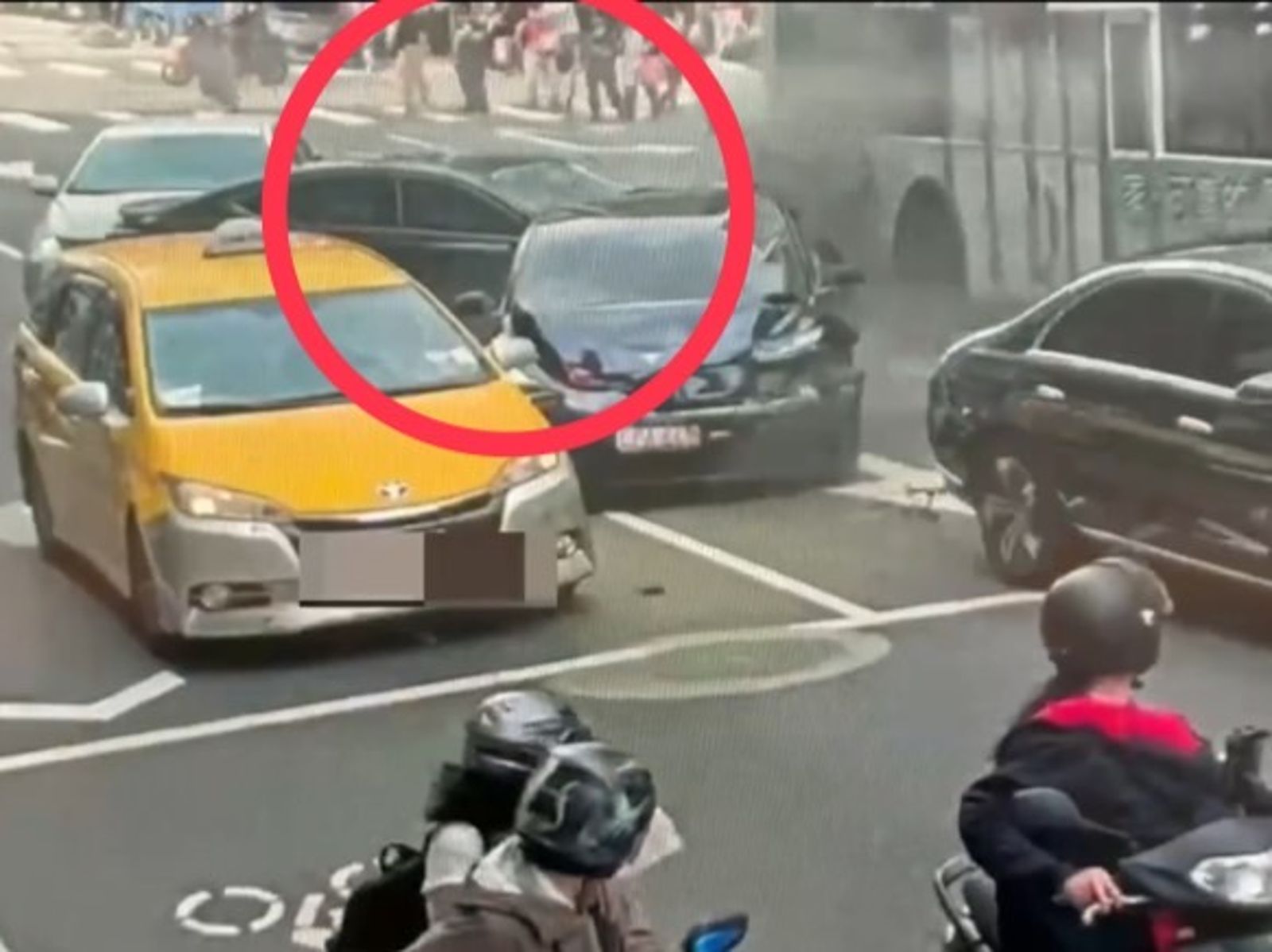 北市78歲翁闖紅燈猛撞4車釀8傷　近距離驚悚畫面曝！如三峽翻版