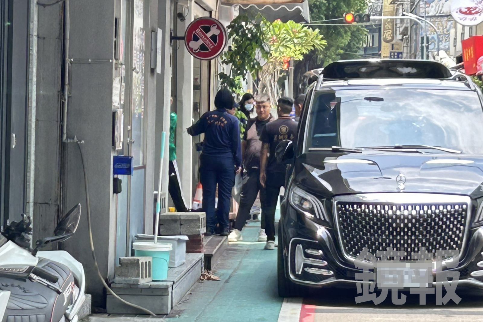 禮儀公司人員到場協助警方處理。民眾提供