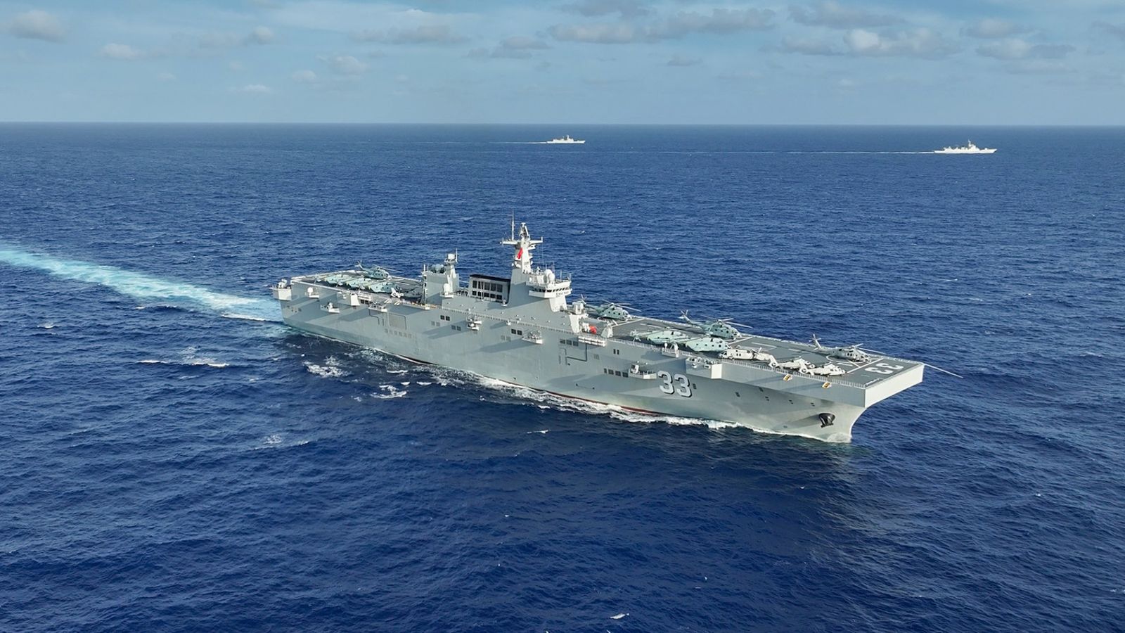 中國海軍兩棲攻擊艦安徽艦，在某海域巡弋中。圖片取自X@CHhinaNavy