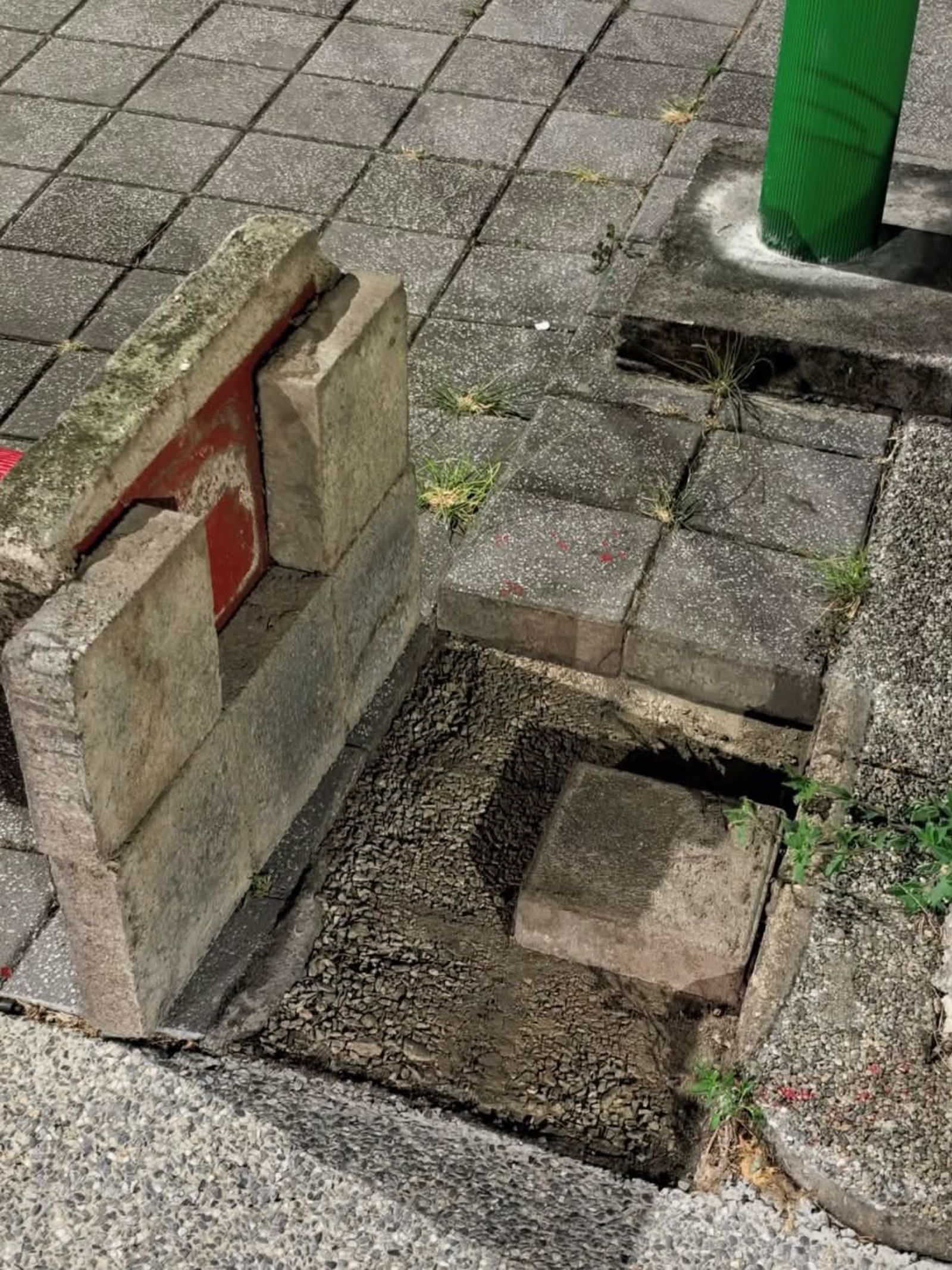 紅色郵筒難抵颱風強風吹襲，深夜倒塌在人行道上，就連磚道水泥基座都外露。圖／畫面授權threads nicole252427