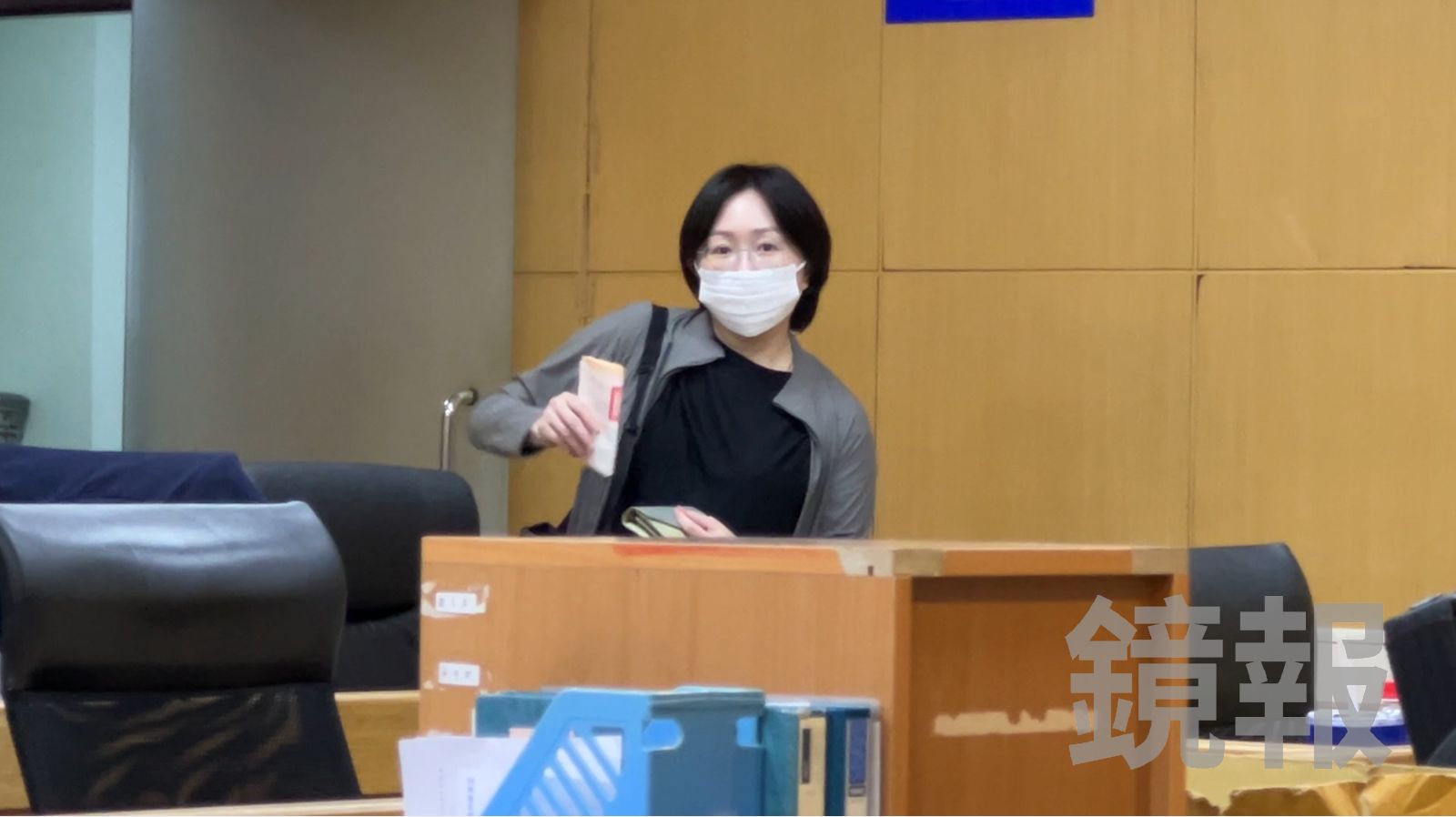 寶島光學科技公司總經理蔡宜珊涉證交法300萬交保、限制出境出海。翻攝畫面