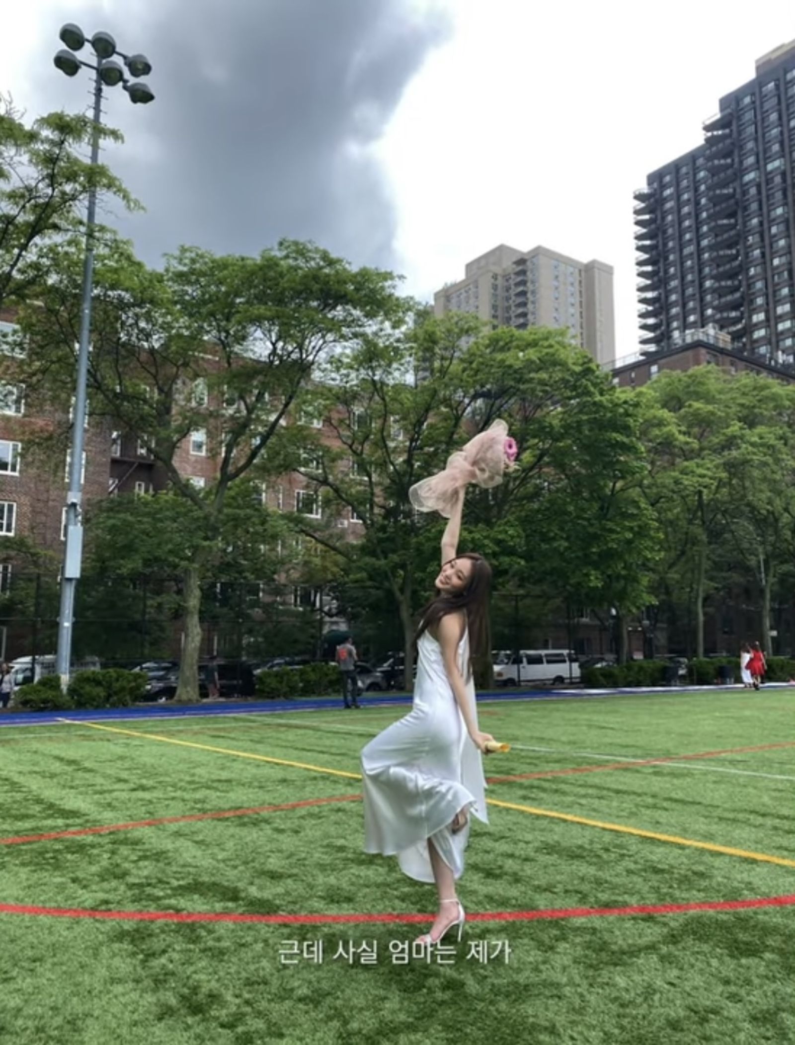 ANNIE完成大學學業後，終於有機會圓偶像夢。翻攝YT@THEBLACKLABEL