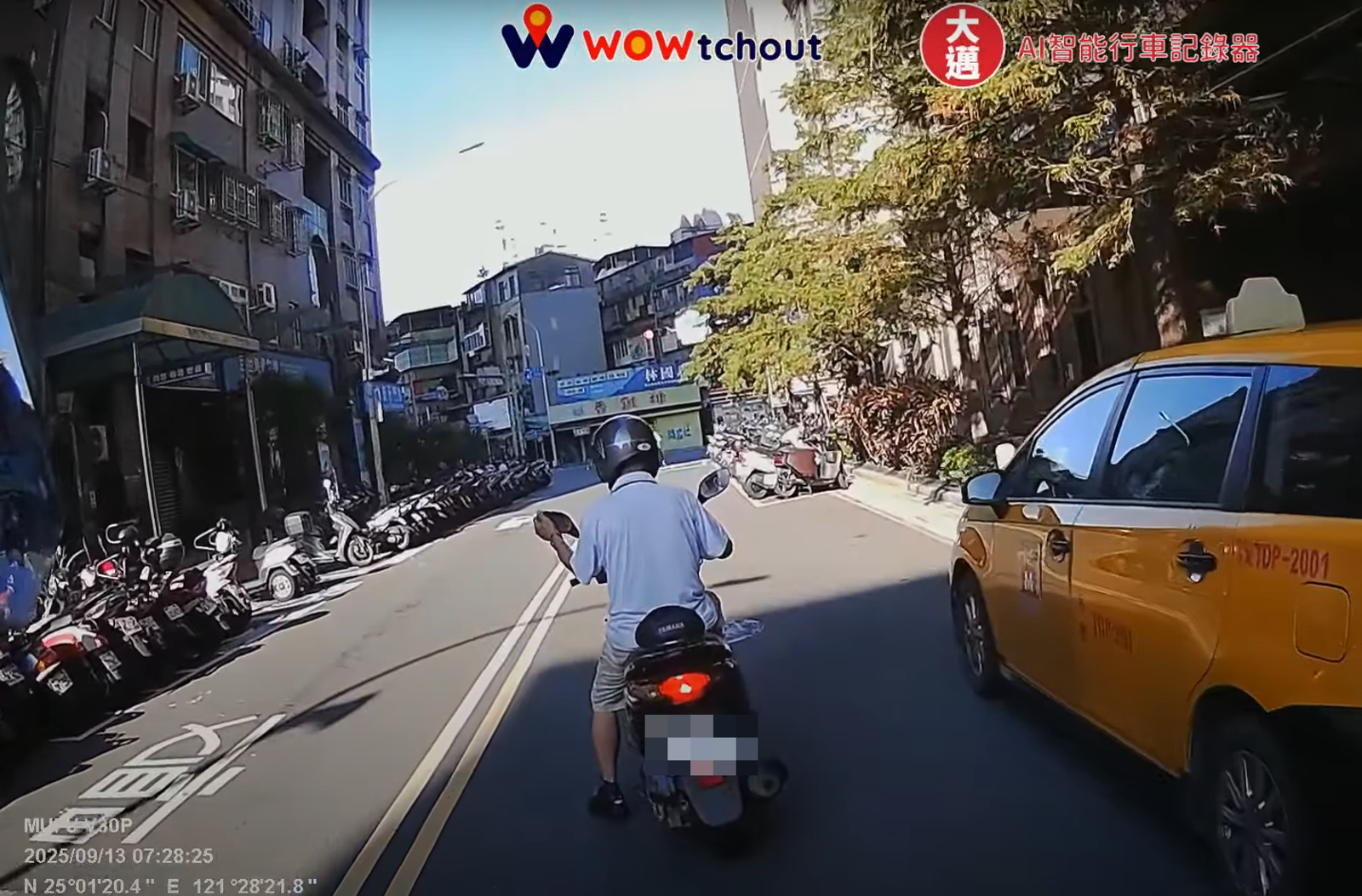 板橋阿伯大清早躲太陽機車停路中　網友見「這動作」怒了：危險又白目