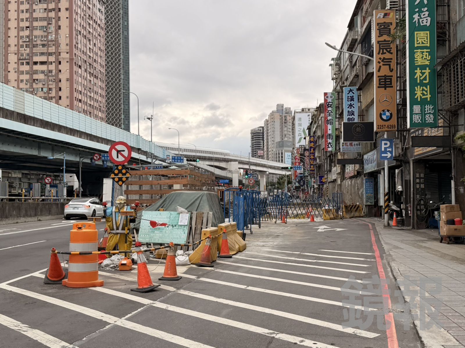 爛尾工程擺5年／開門開不了、地基滲水！ 店家苦住戶憂「每天都在賭運氣」