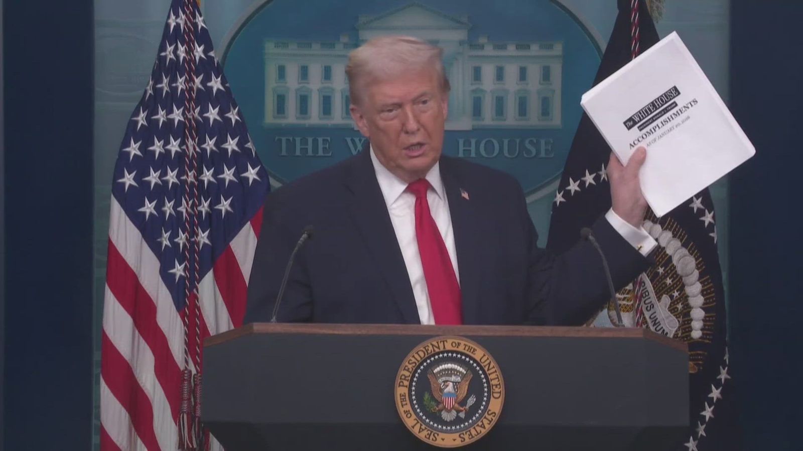 川普炫耀執政周年政績　大力甩書嚇死人！再提台積電