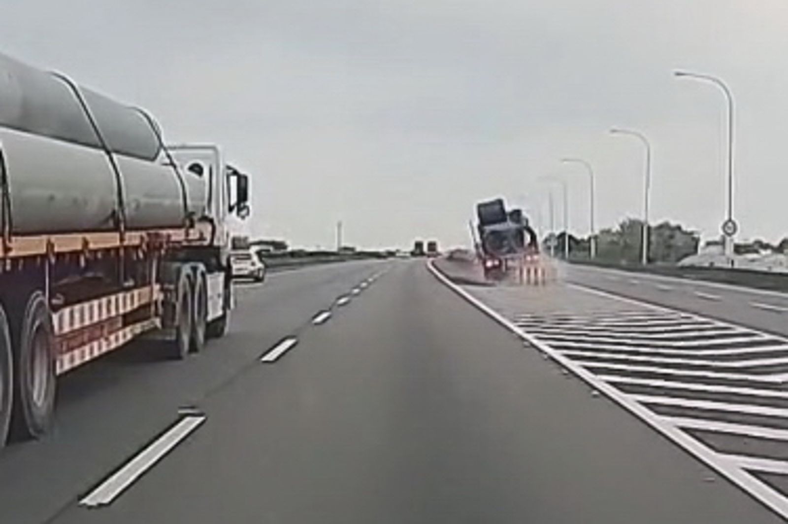 營業半聯結車失控撞上護欄。畫面翻攝threads coco904