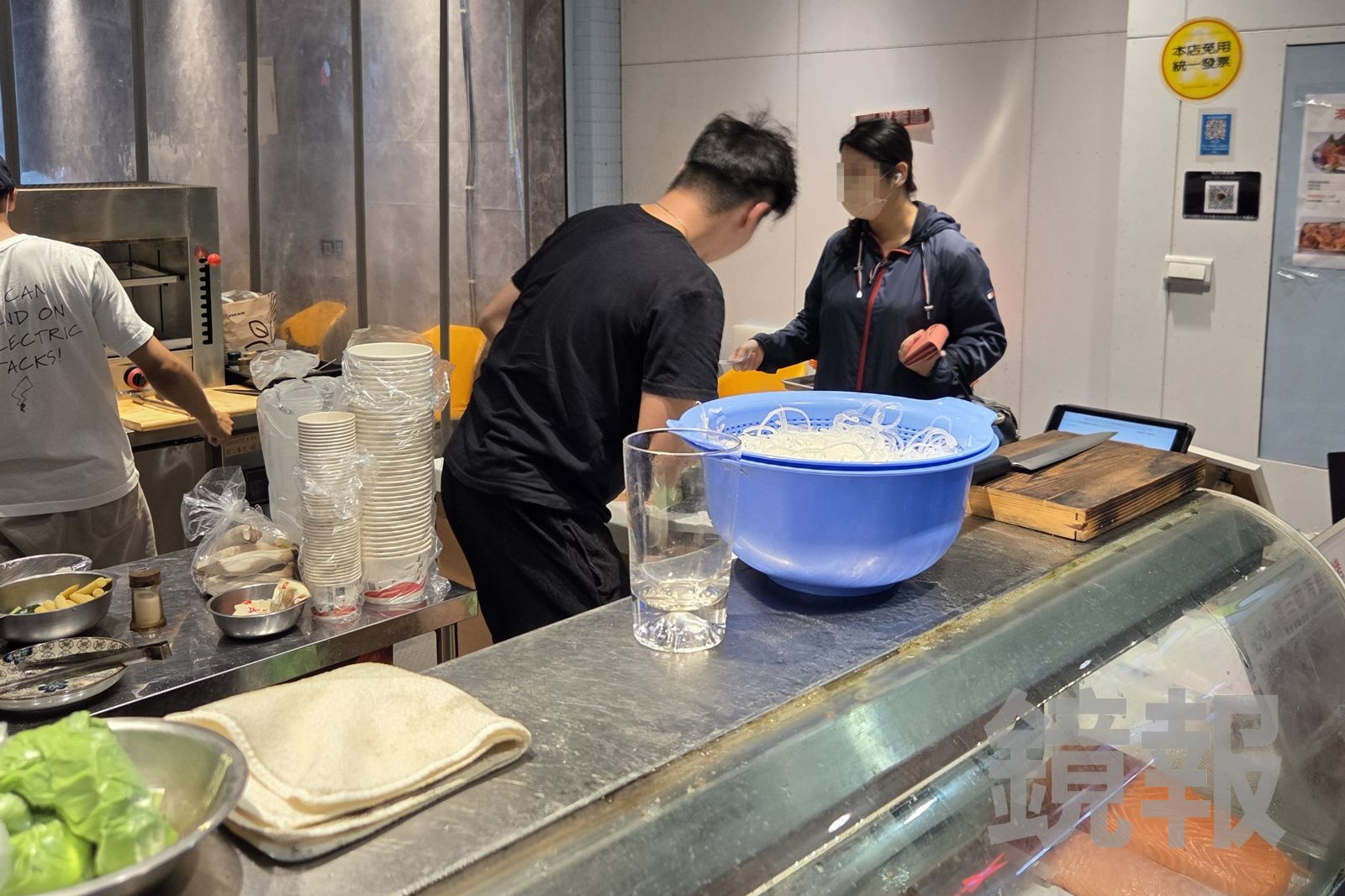 林姓海巡隊員親自坐鎮餐廳負責收銀。