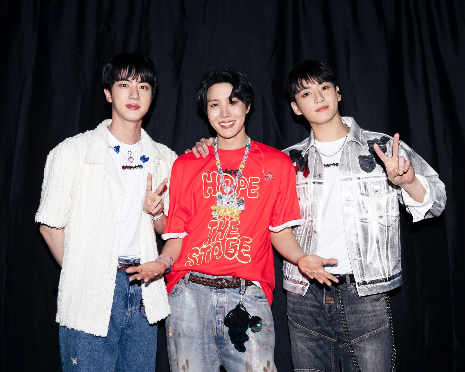 BTS成員柾國（右起）昨晚才去挺隊友j-hope的演唱會，與Jin一同登台演出。翻攝X@@bts_bighit