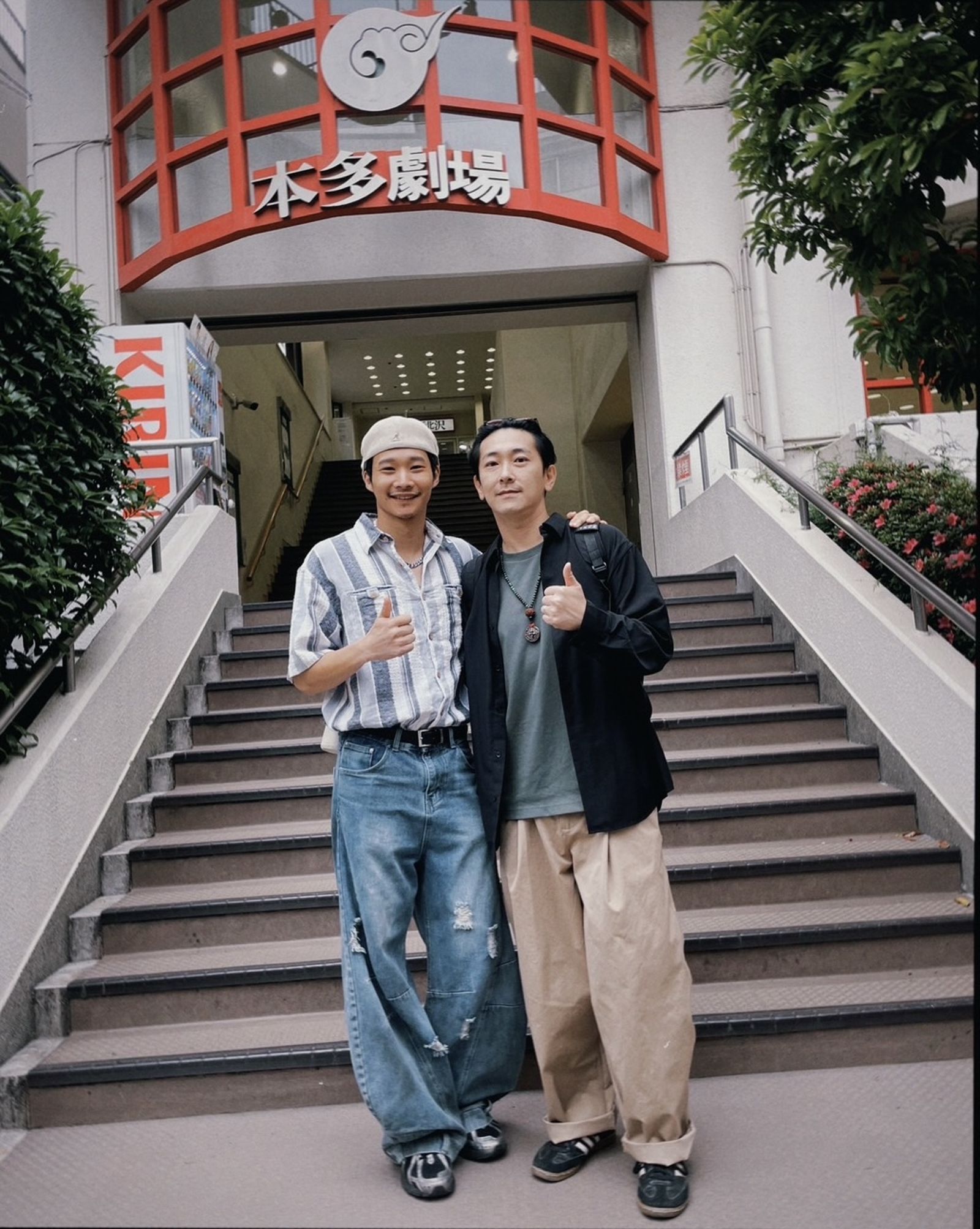 施明帥前往日本探班黃冠智，兩人在本多劇場前合影。影一製作所提供