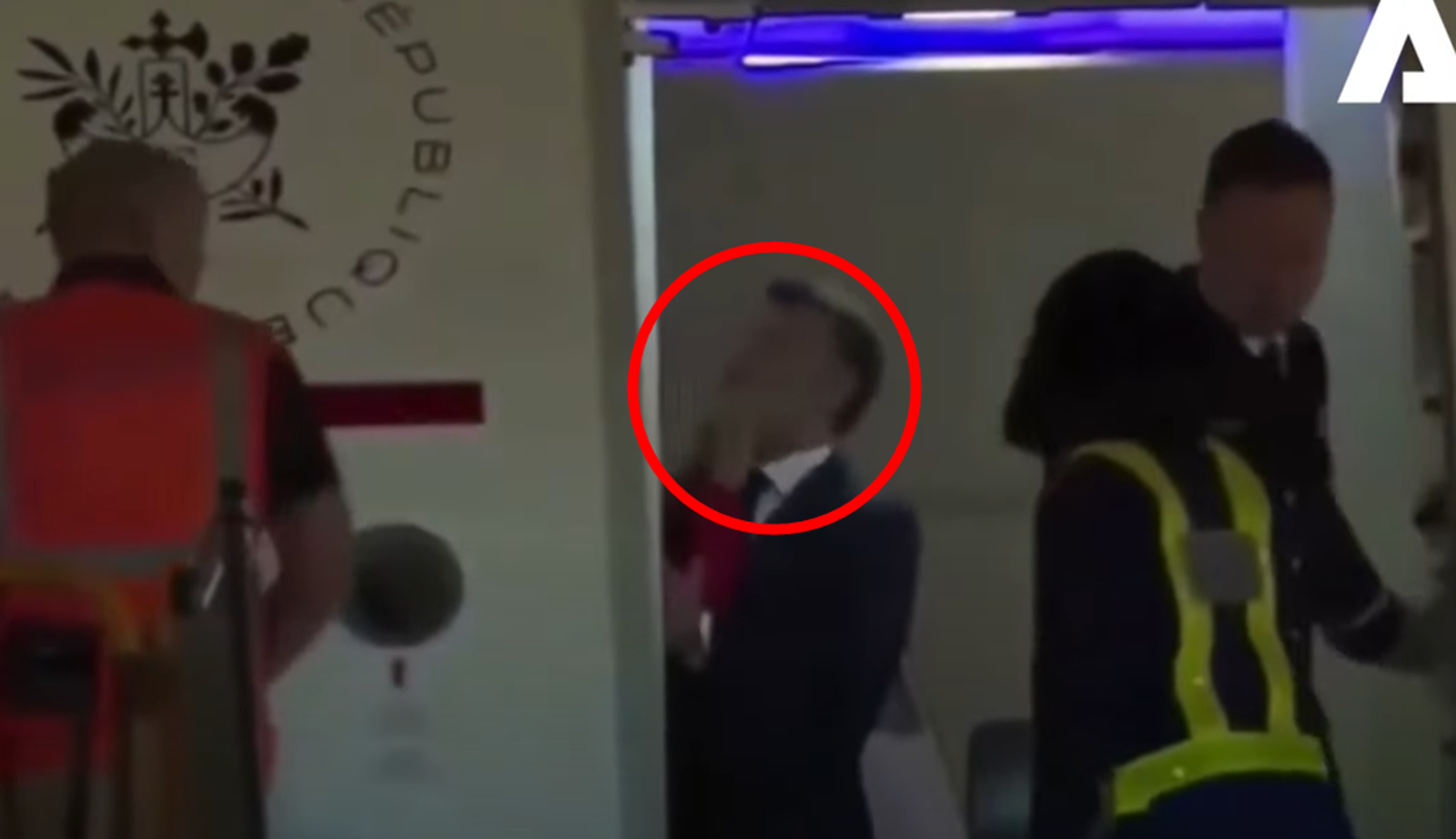 法國總統馬克宏訪越南　被拍到下機遭老婆打巴掌！影片曝光