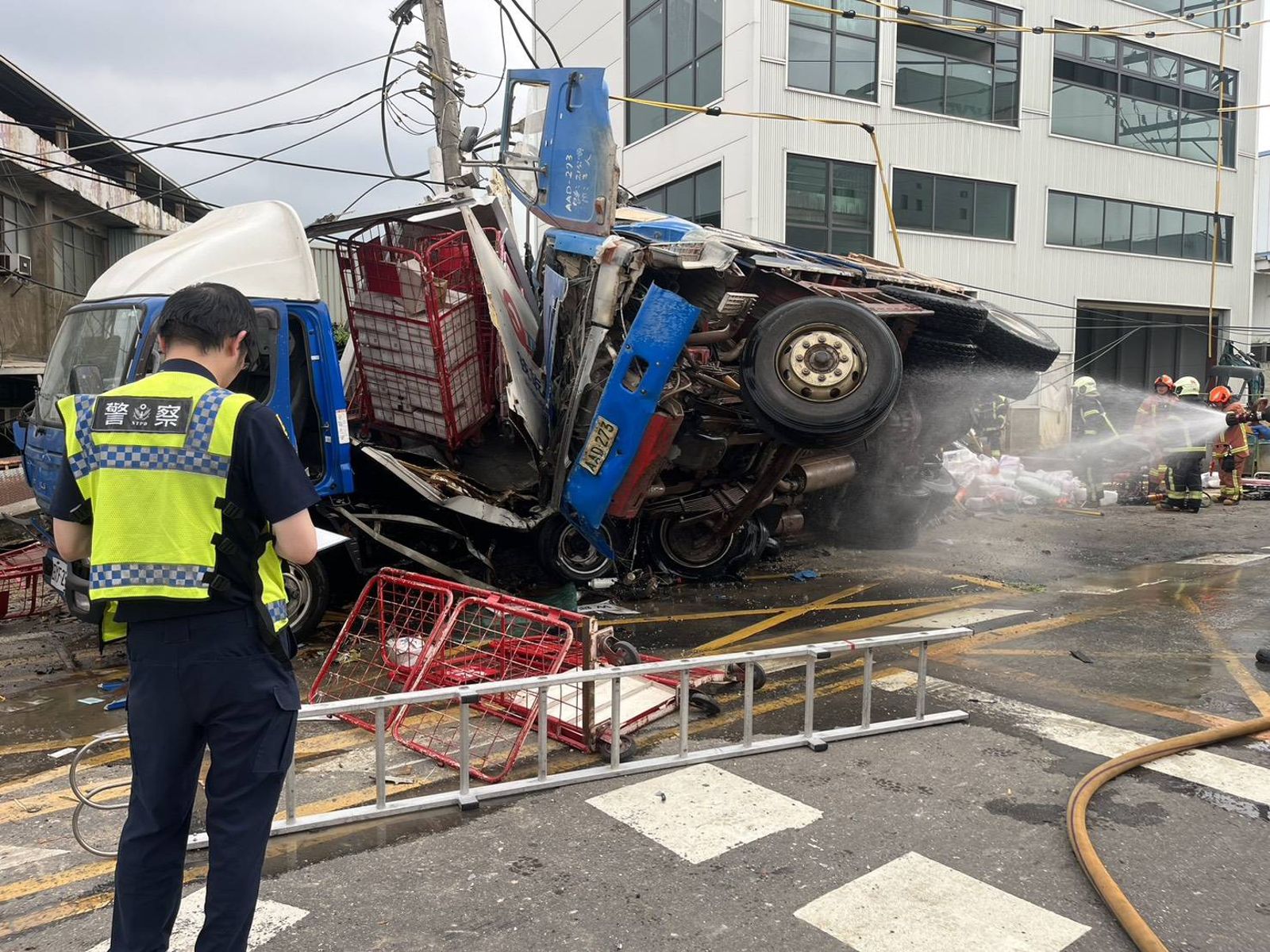 鶯歌砂石車失控連撞7車翻覆！6個月大男嬰受困獲救　警消啟動大量傷患機制