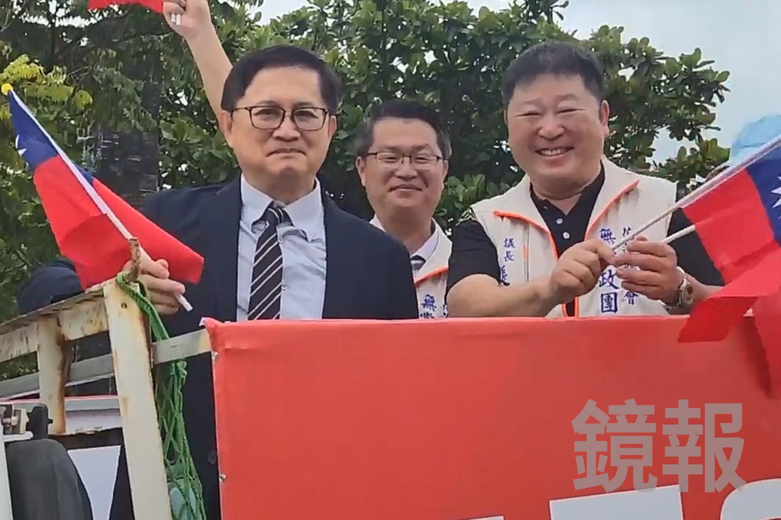 童子賢和張峻合體掃街,齊喊「心中有國旗,罷免傅崐萁」。(圖/鏡新聞提供)