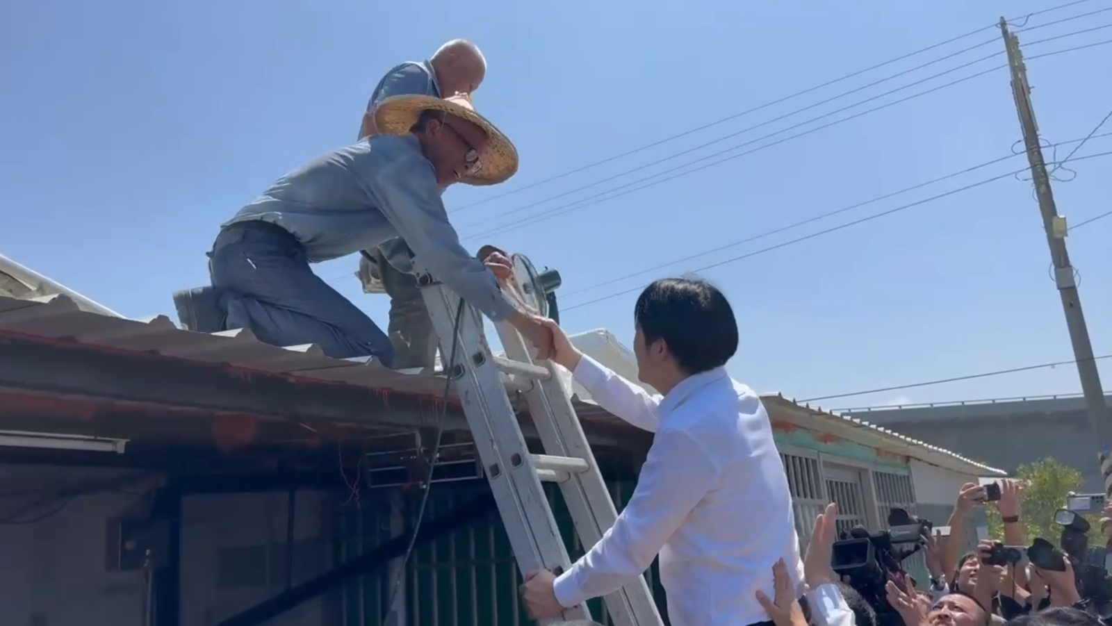 投完公投票後視察七股災後復原　賴清德爬梯遞水給工班