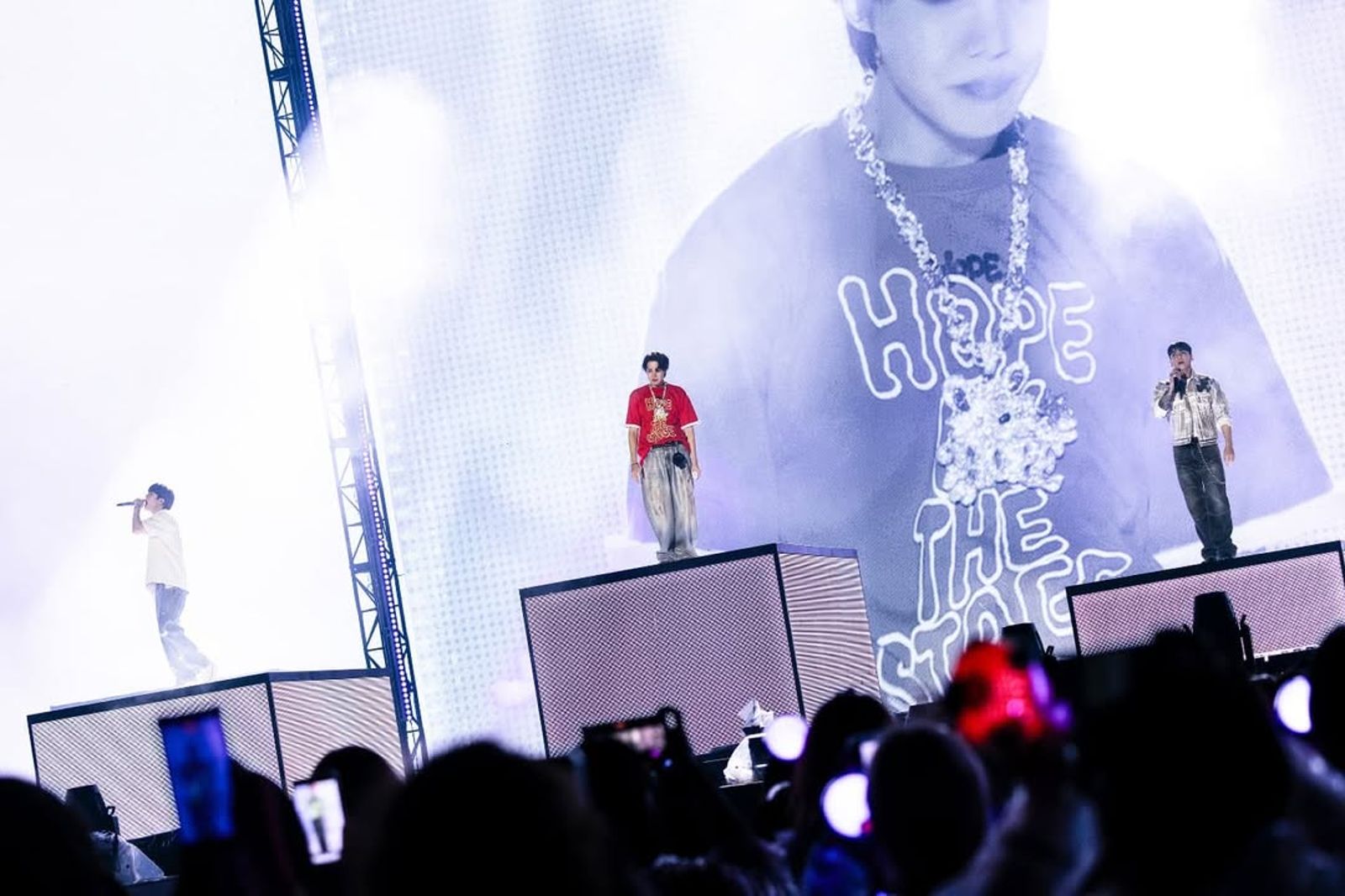 Jin（左起）、j-hope、柾國一同演出。翻攝IG@uarmyhope