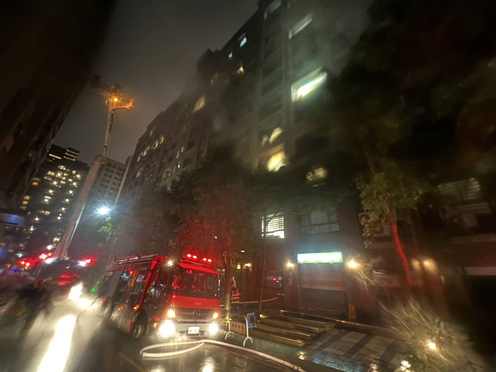快訊/林口高樓社區陽台竄烈火濃煙!46車108人急灌救 39住戶驚慌疏散