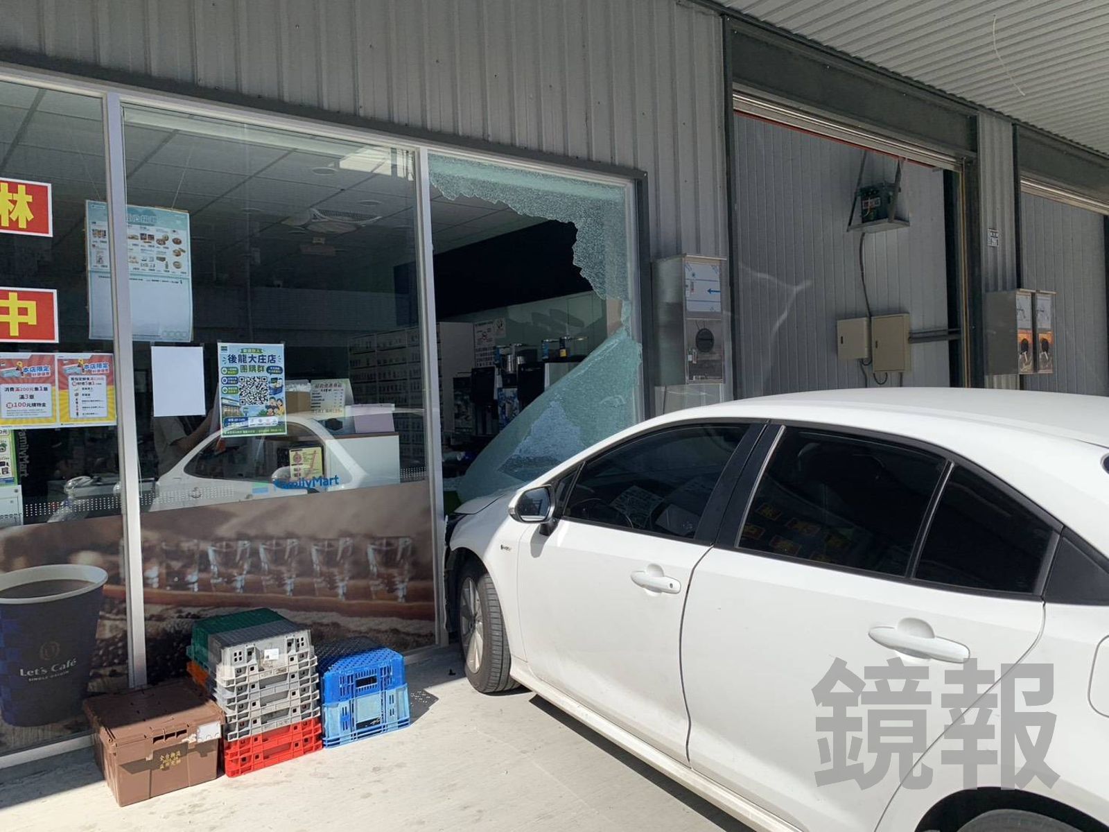 轎車駕駛陳男疑似誤踩油門,失控撞破超商玻璃,現場滿地碎片、一片凌亂,肇事車輛的車頭也嚴重受損。圖/民眾提供