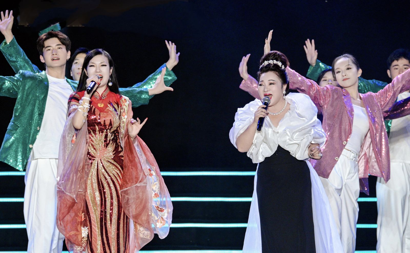 白冰冰(右)與創辦人陳飛在台上演唱〈廈門水噹噹〉。世界閩南語金曲盛典組委會提供