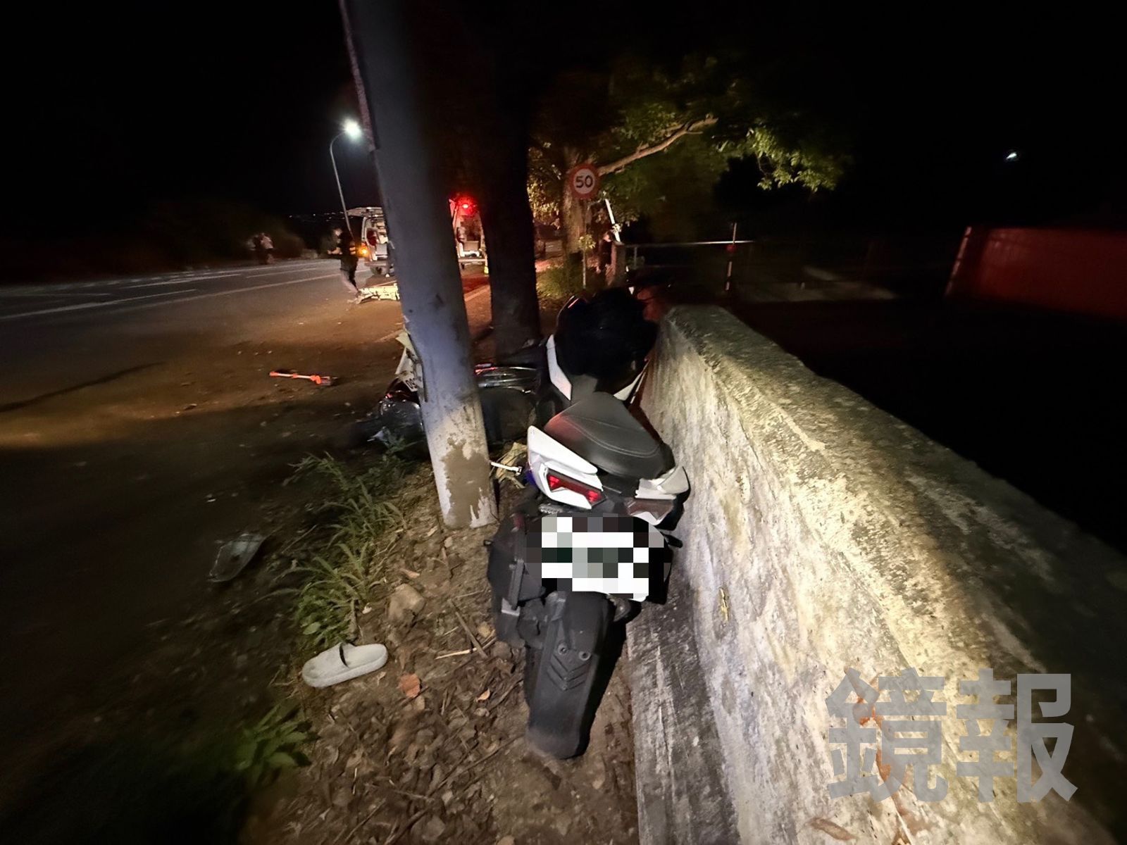 2名酒駕機車騎士與乘客總計3人，因車禍失控墜落大排溝內，機車卡在岸邊護欄，車體嚴重受損。民眾提供