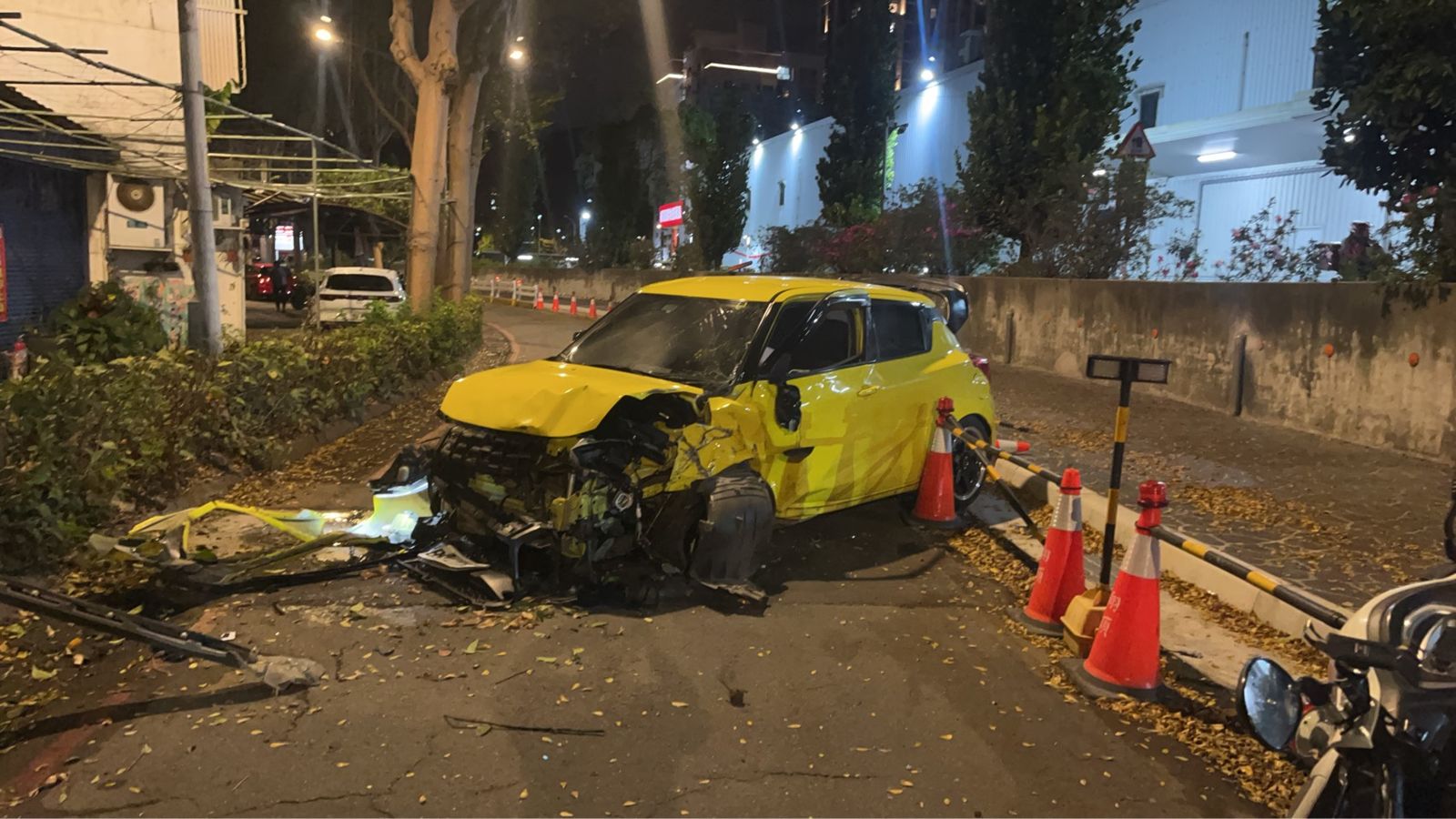 土城驚見「1字頭」！不是房價是酒駕　醉男酒精超標撞爛車頭