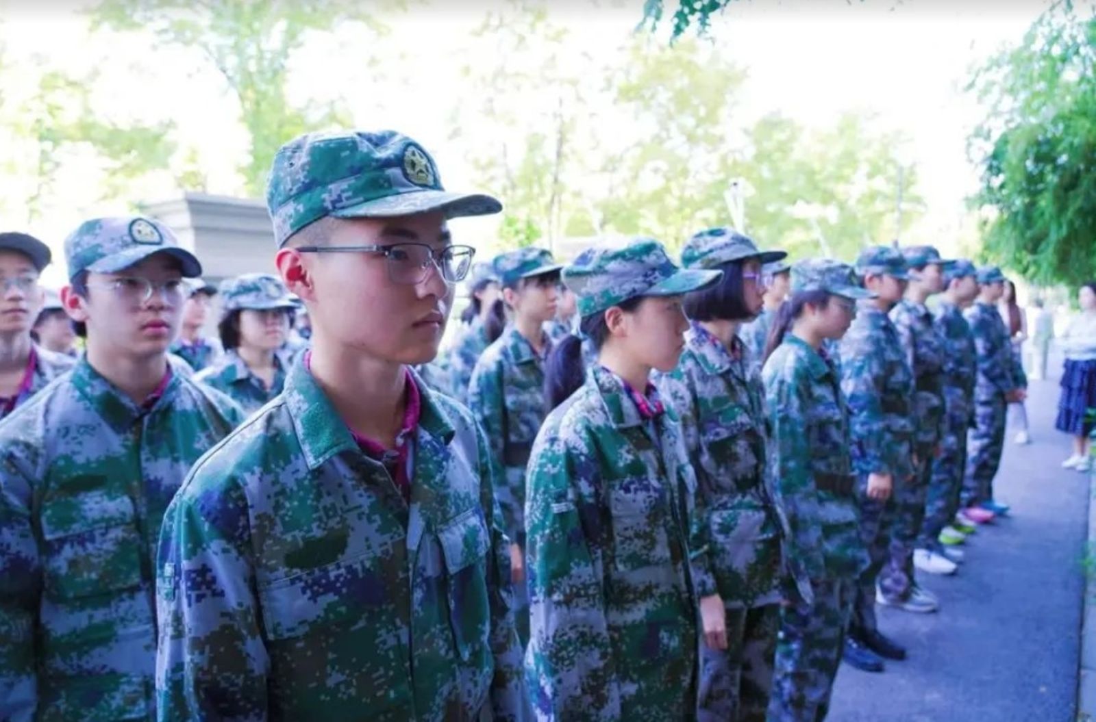 軍訓課3人暈倒！他不滿「老師話講太久」　衝上台直接甩巴掌