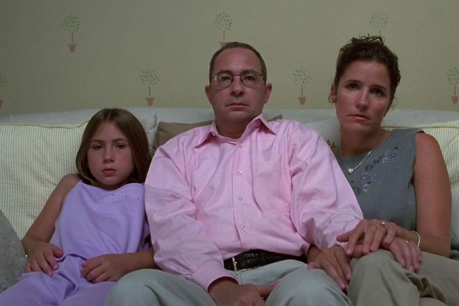 維多利亞瓊斯（左）小時候曾客串父親湯米李瓊斯主演的《MIB星際戰警2》。翻攝IMDb