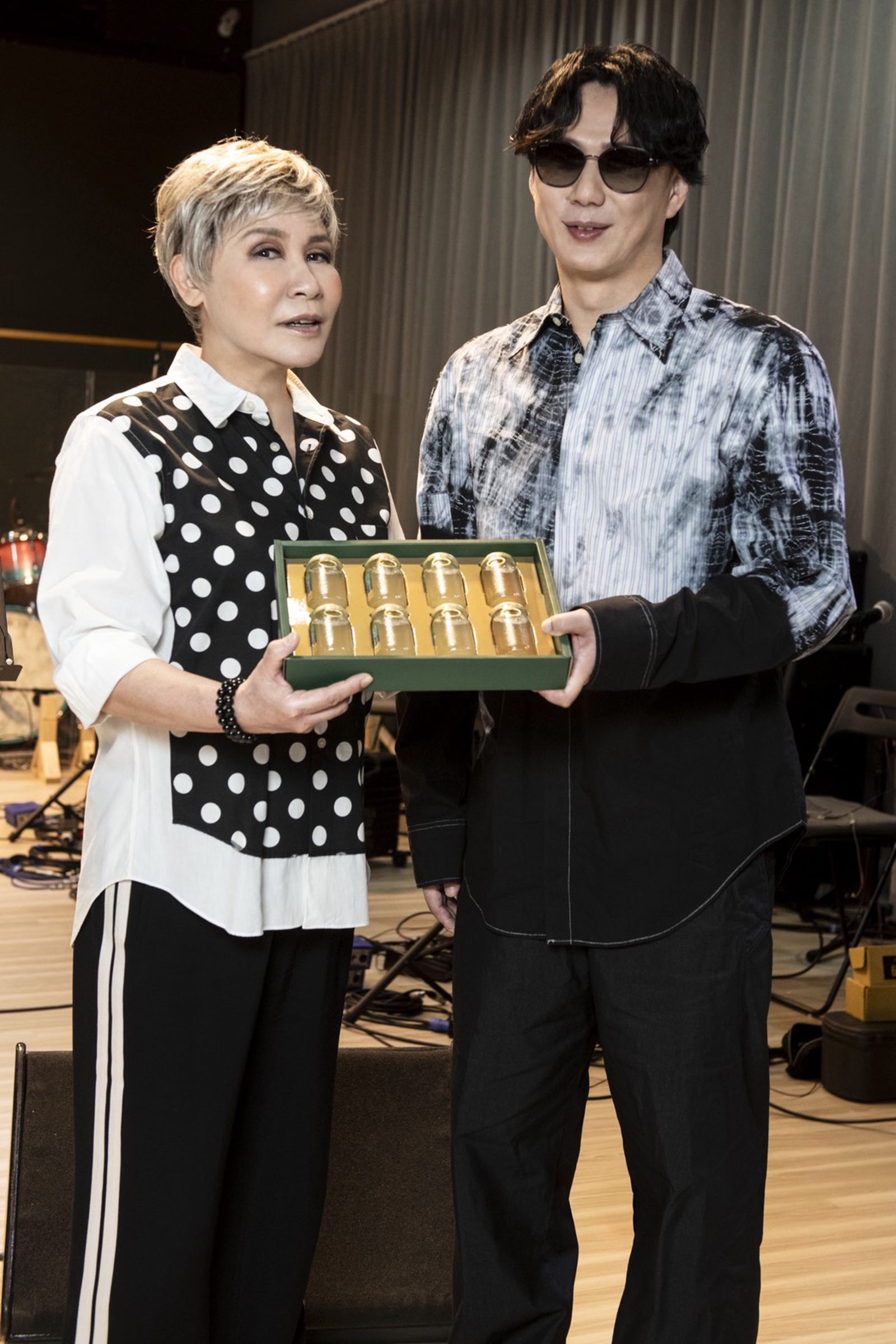 蕭煌奇（右）探班黃小琥練團。大大娛樂提供